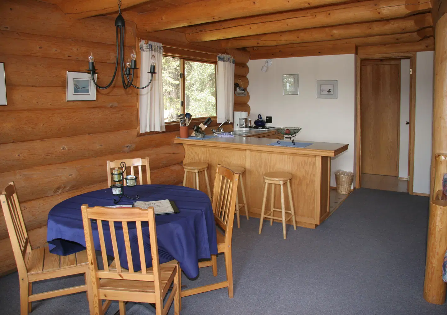 Ten-ee-ah Lodge Bar