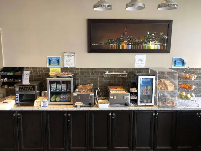 Best Western Plus Travel Hotel Toronto Airport Bar