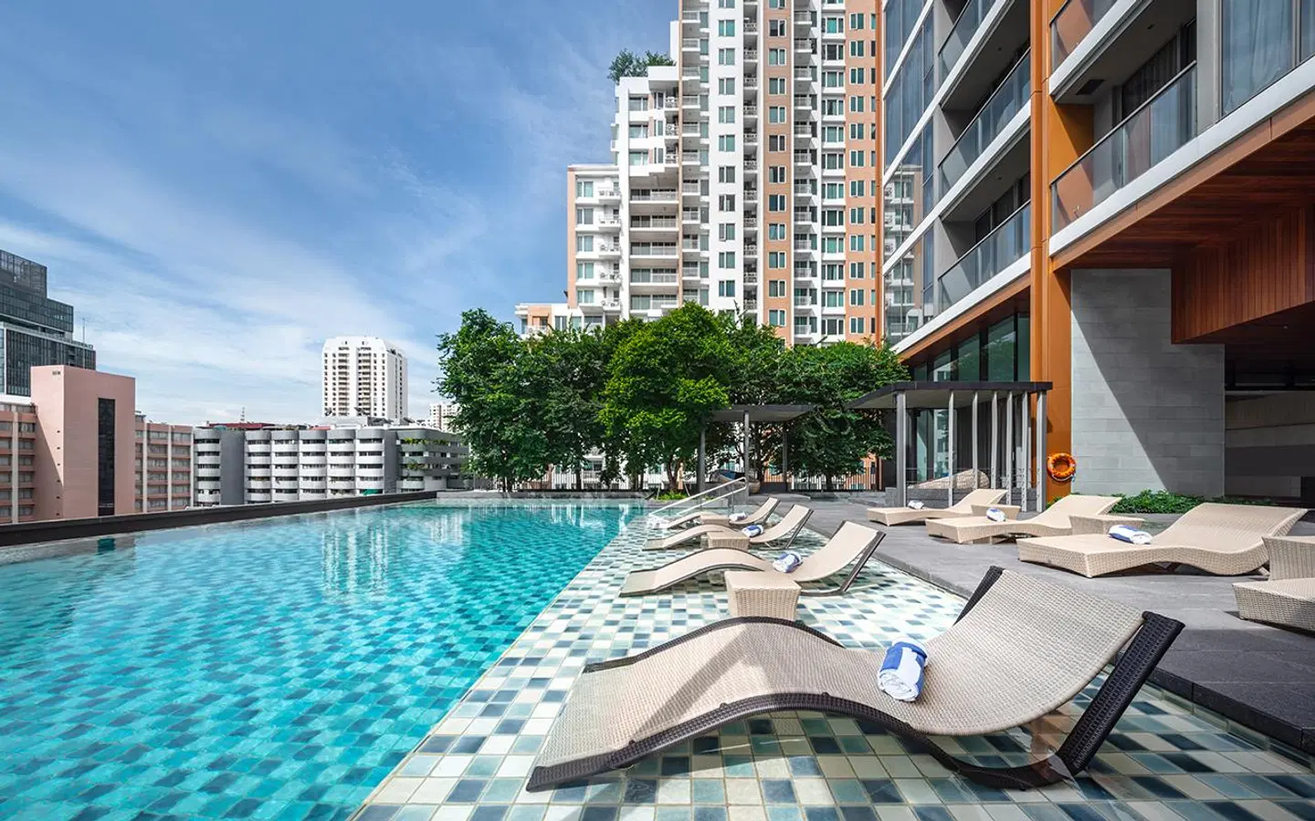 Oakwood Suites Bangkok EXTERIOR