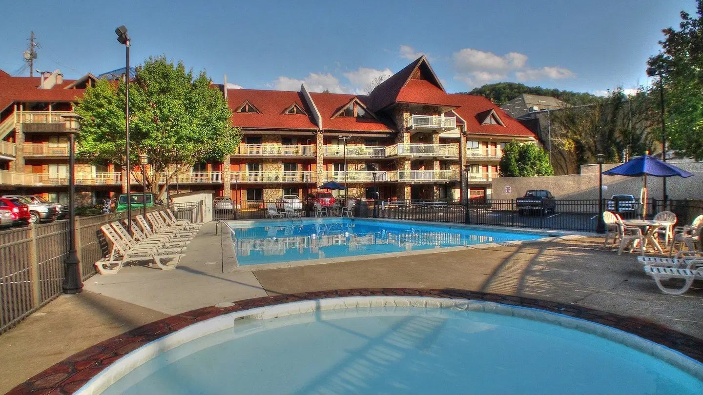 Crossroads Inn & Suites EXTERIOR