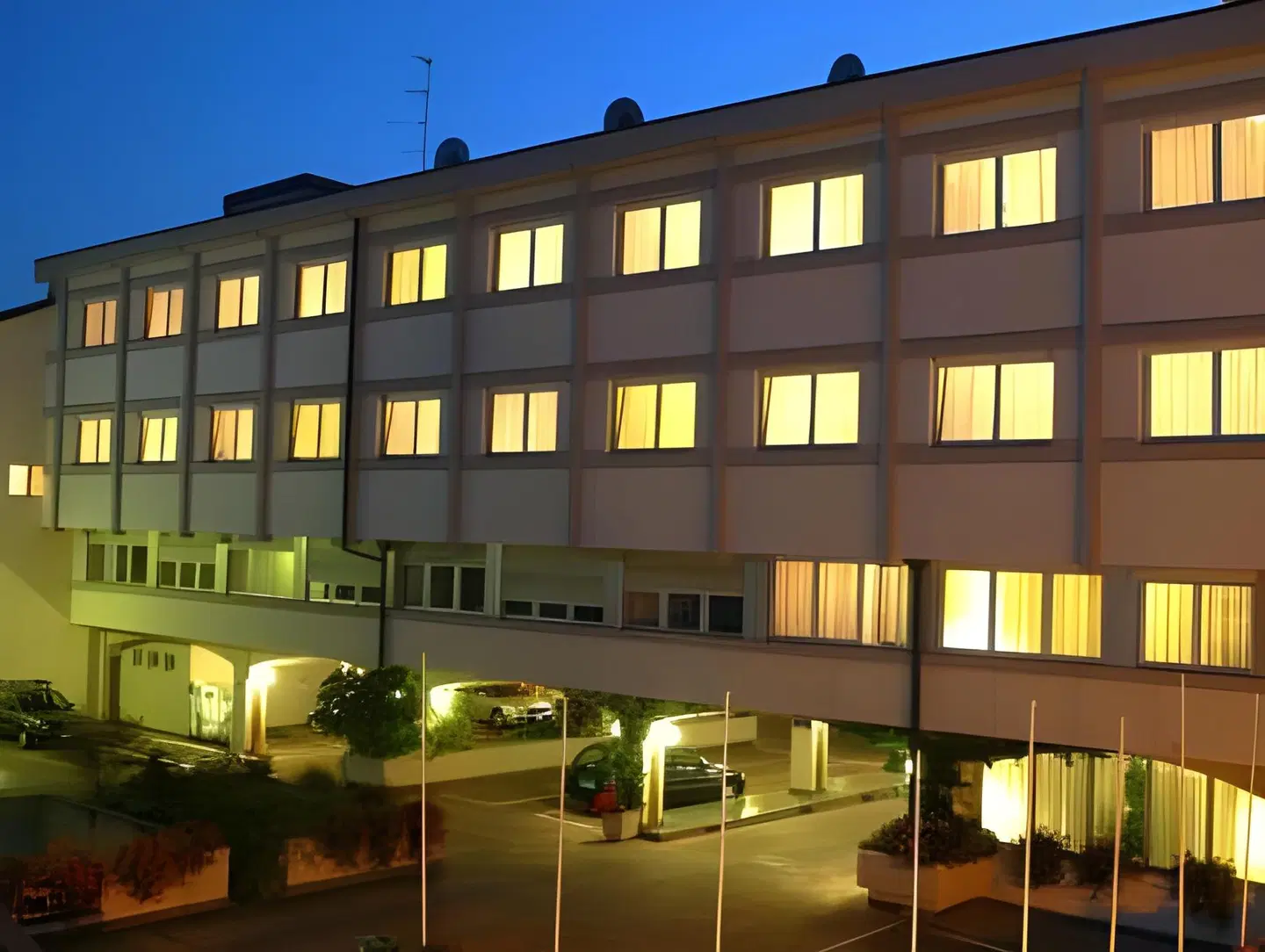 Augustus EXTERIOR