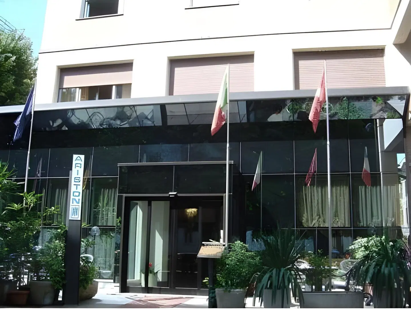Ariston EXTERIOR