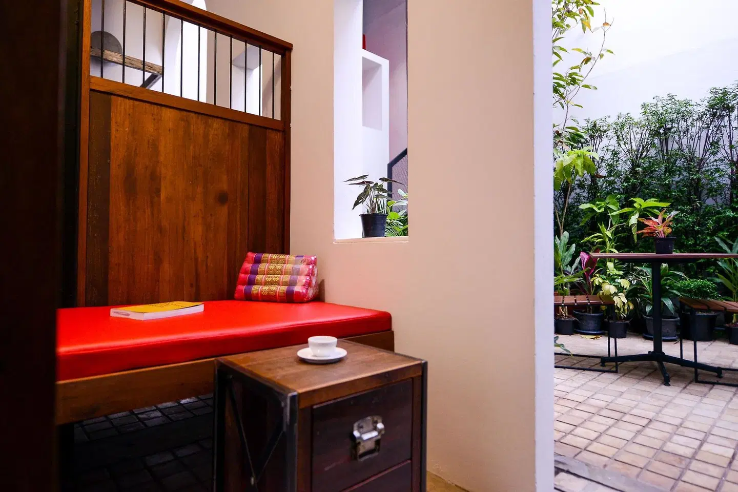 Neighbor Phuthon ROOM_EXAMPLE