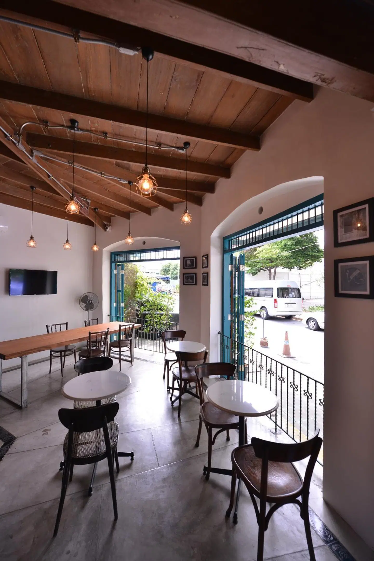 Neighbor Phuthon Bar