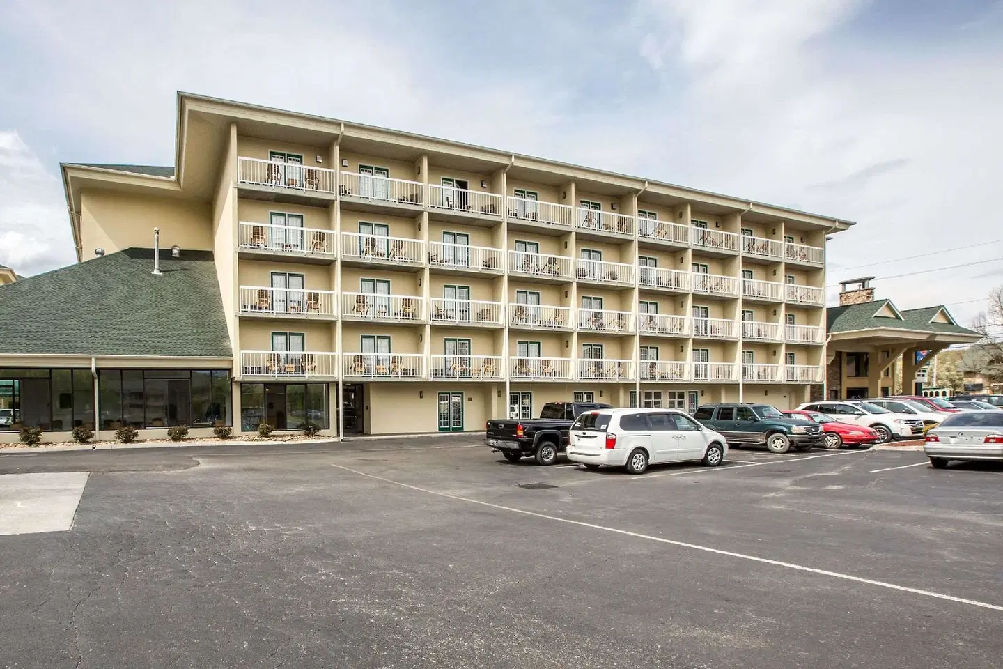 Comfort Inn & Suites at Dollywood Lane EXTERIOR