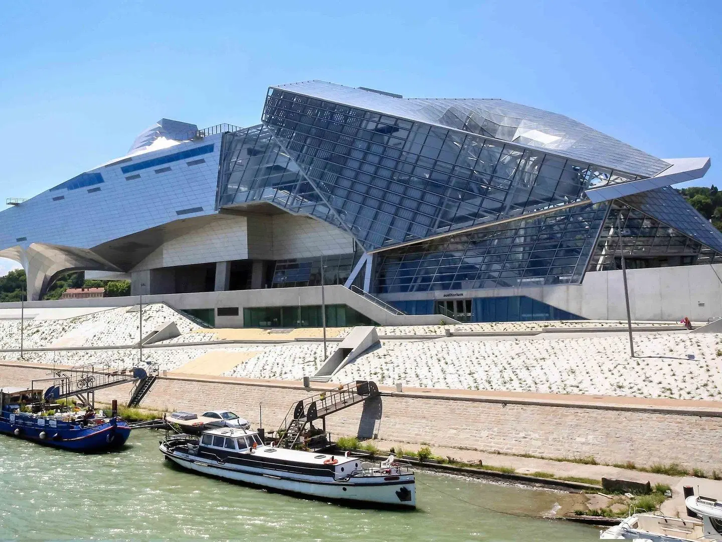ibis Styles Lyon Confluence EXTERIOR