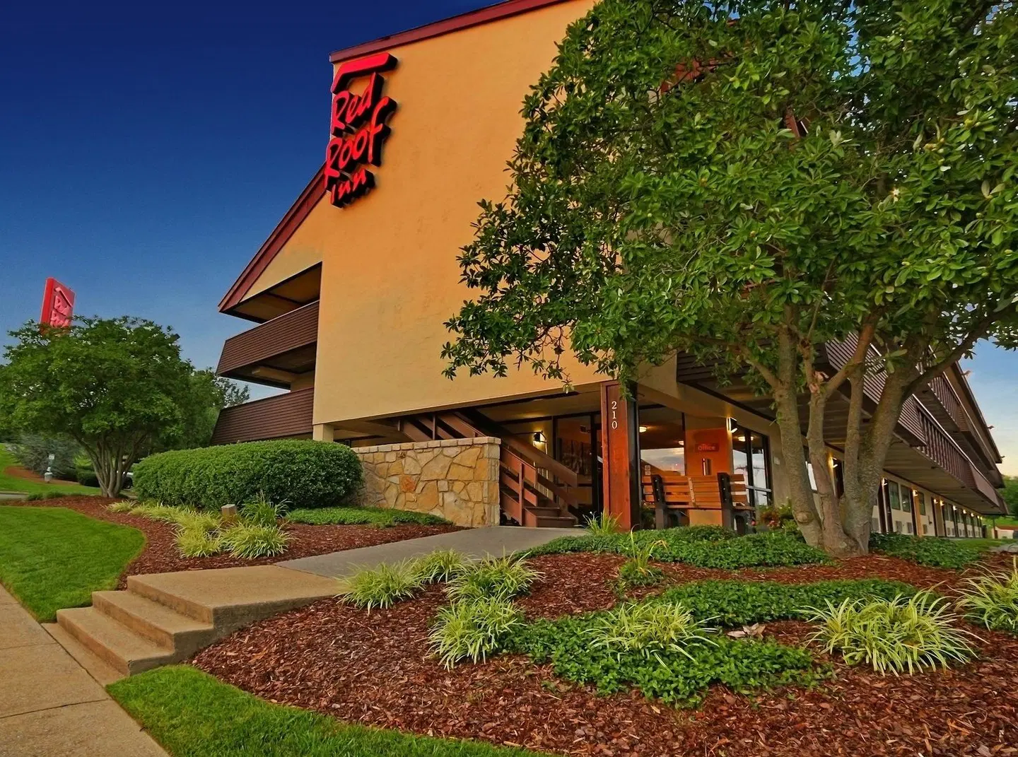 Red Roof Inn Johnson City EXTERIOR