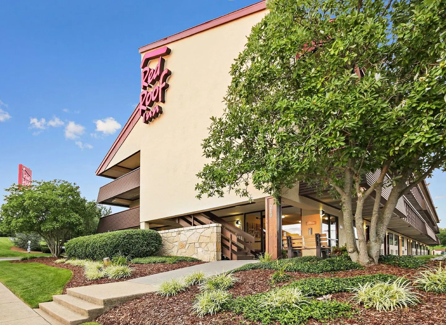 Red Roof Inn Johnson City EXTERIOR