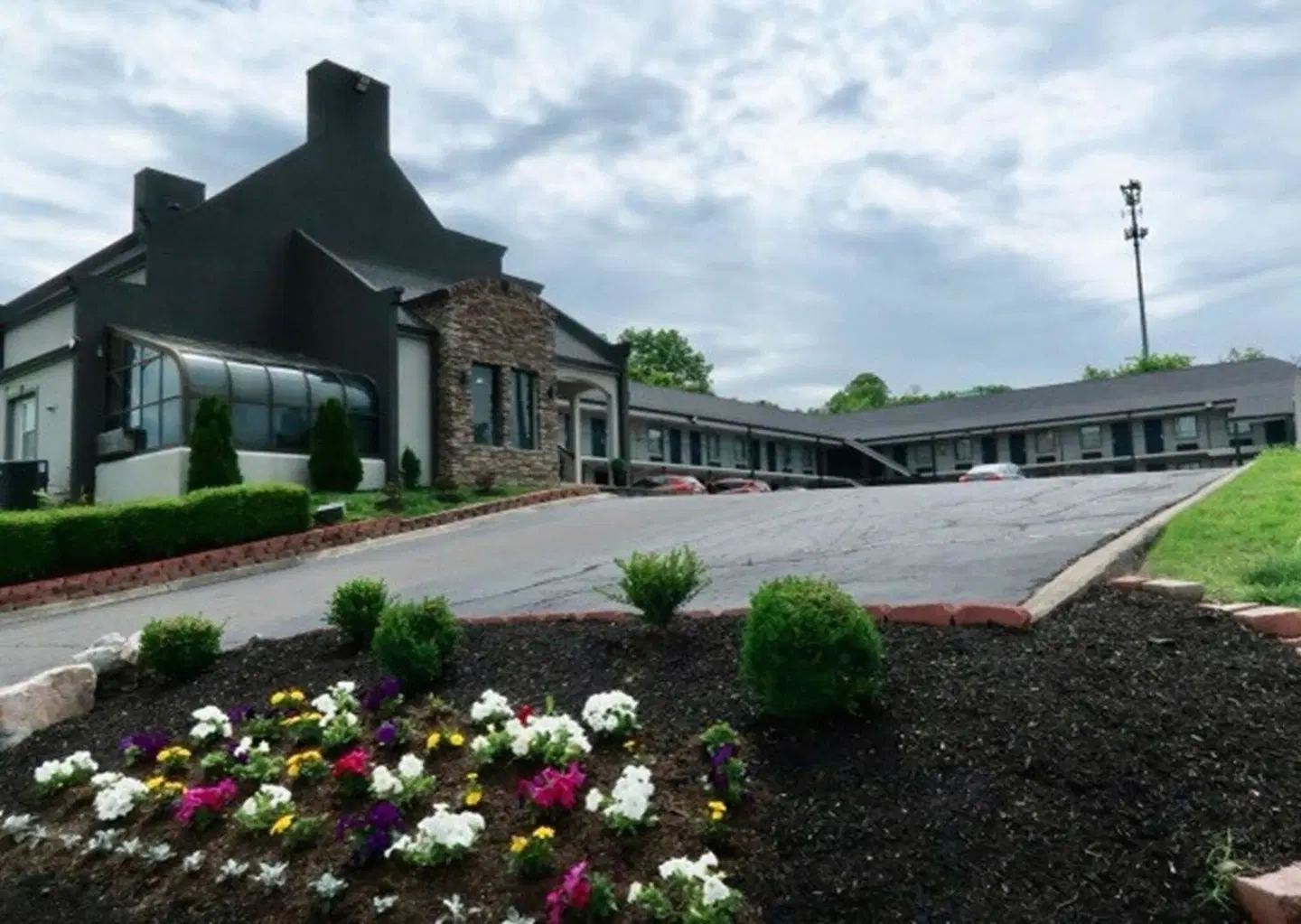 Quarters Inn & Suites EXTERIOR