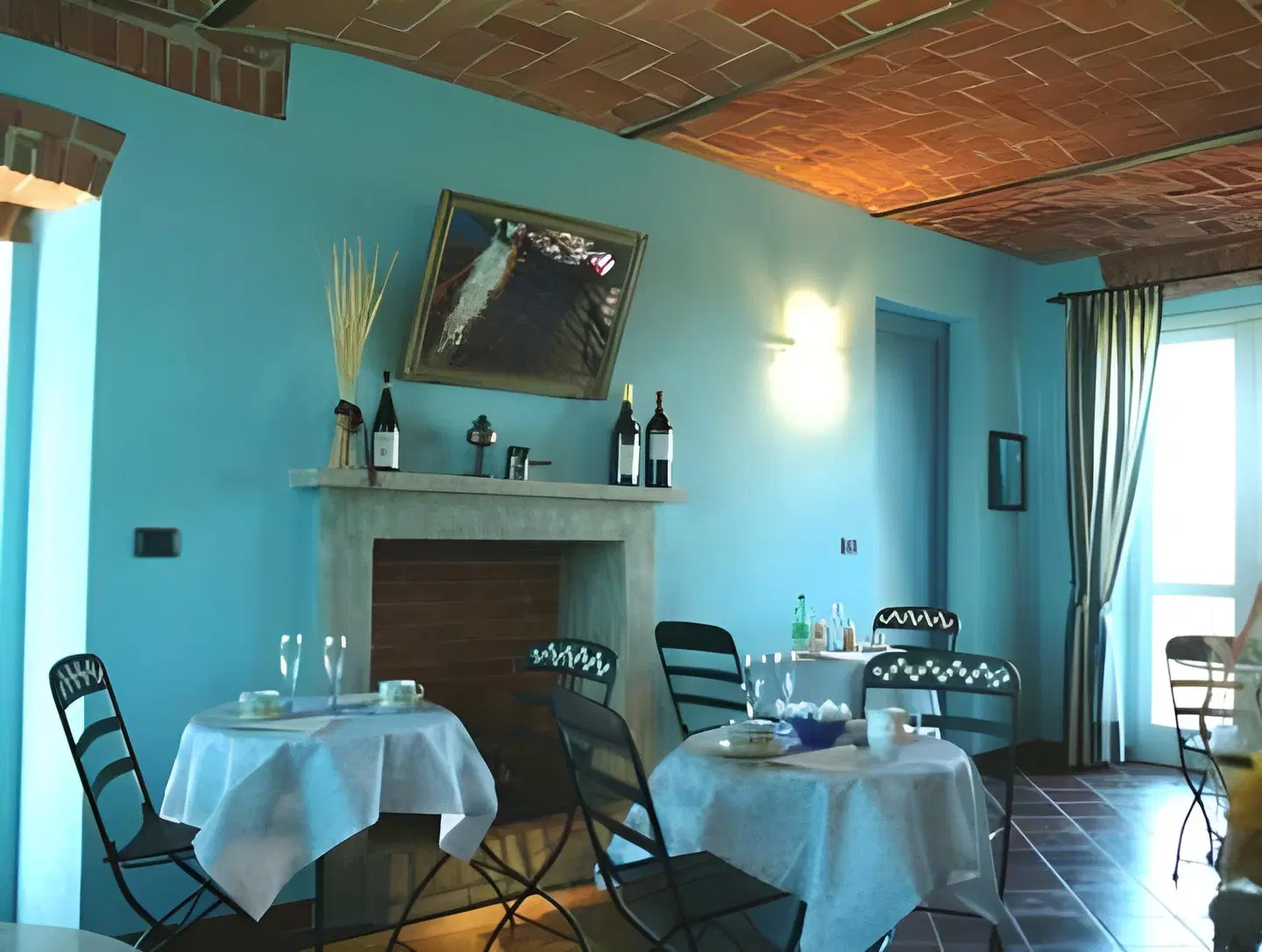 Red Wine Camere Restaurant