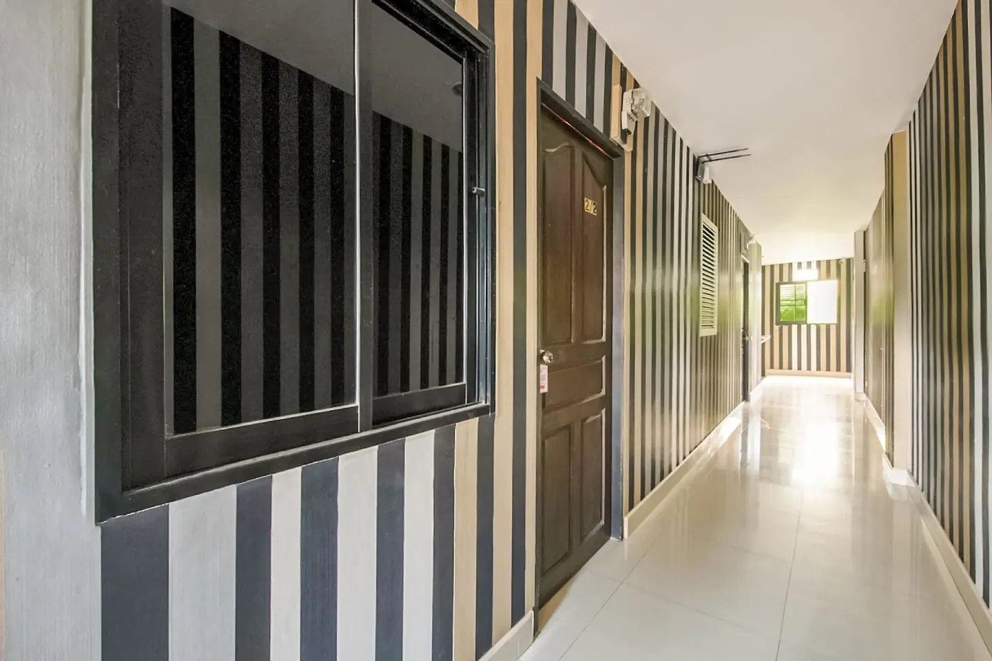 OYO 281 The Reader Cafe and Room LOUNGE_LOBBY