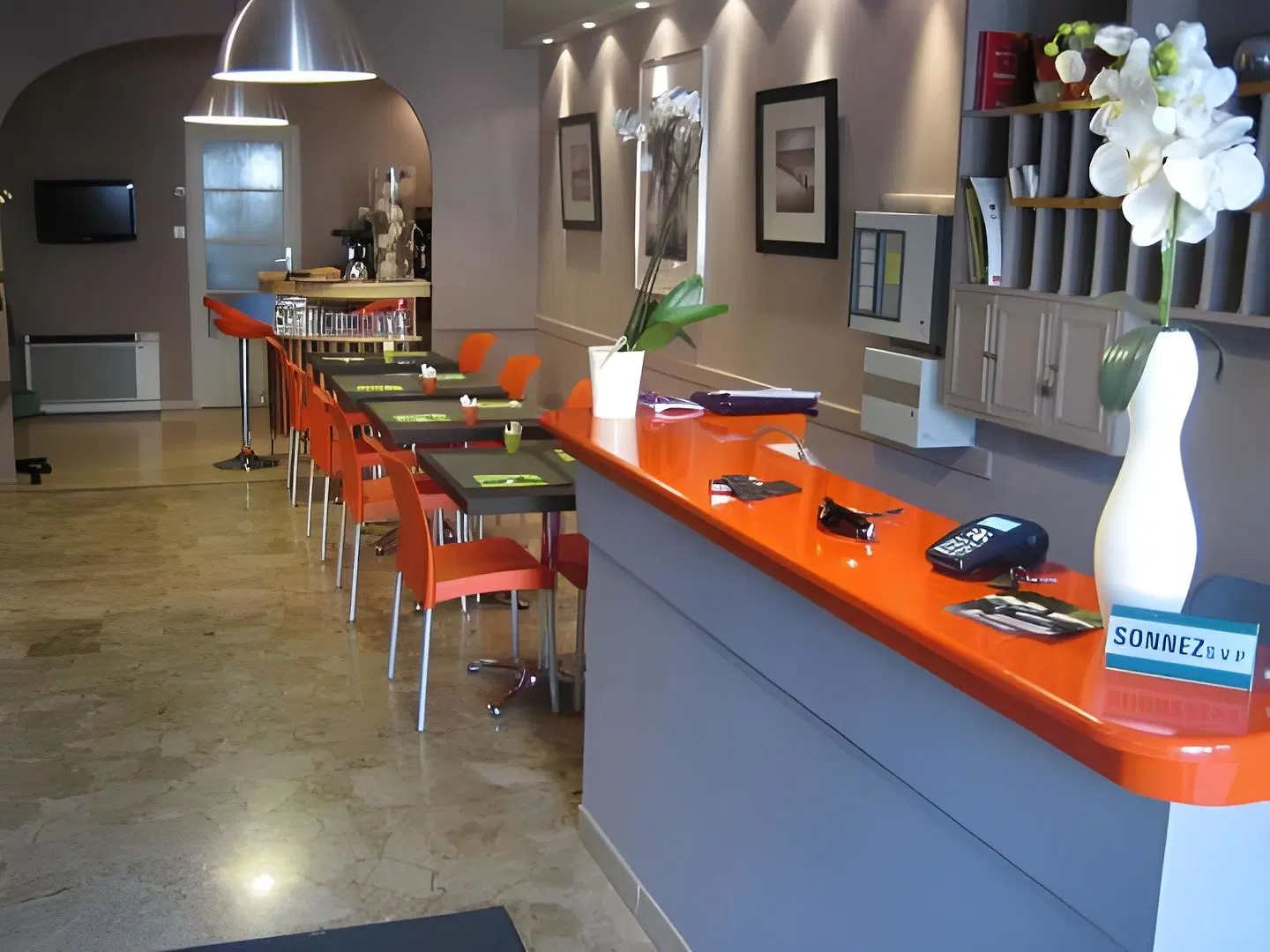 L'Eau des Collines Bar