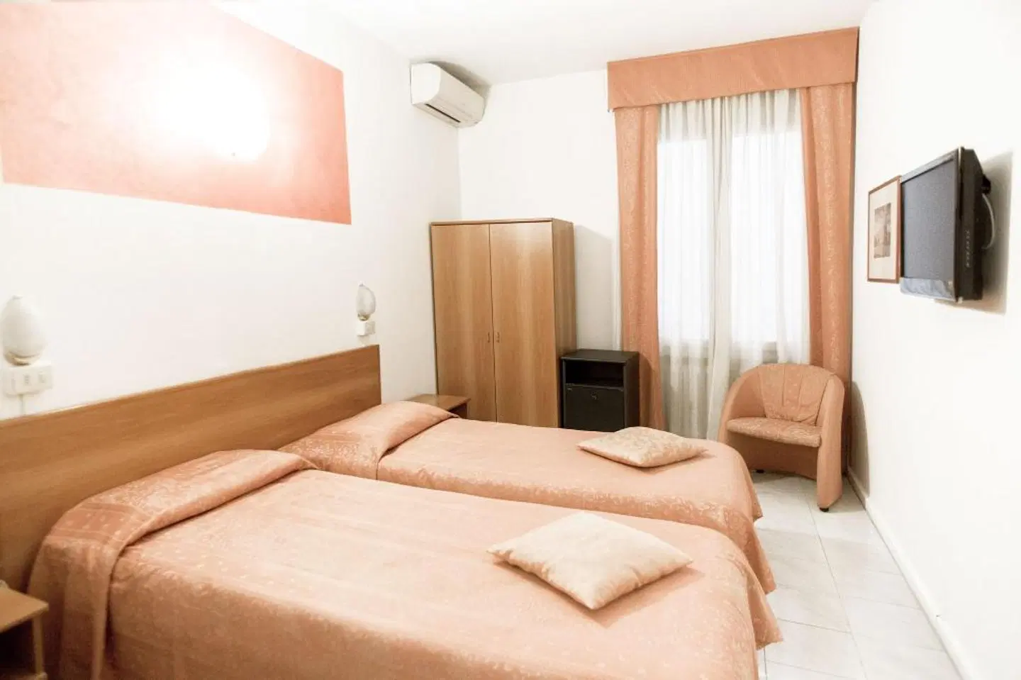 Europa ROOM_EXAMPLE