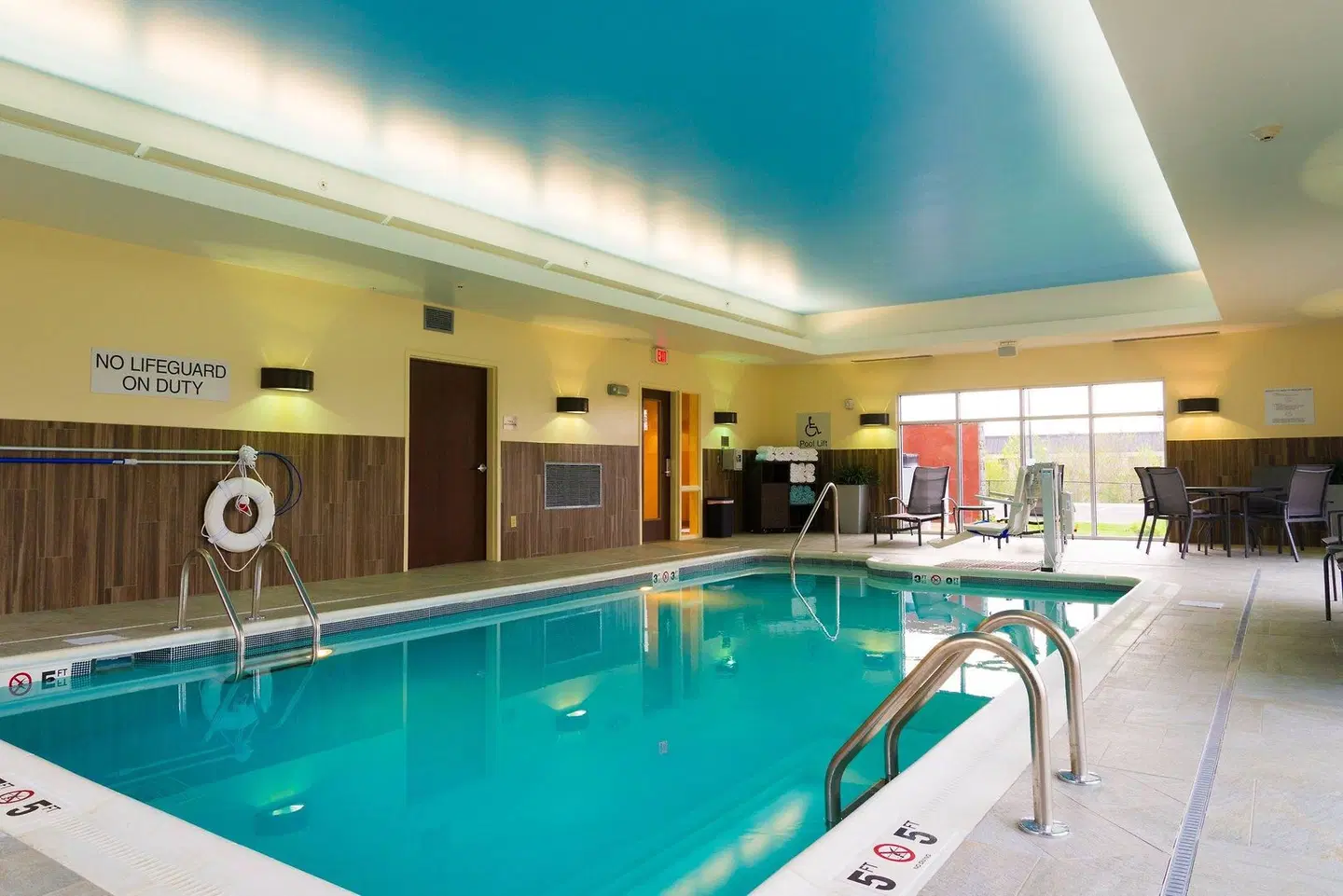 Fairfield Inn & Suites by Marriott Dickson Hallenbad