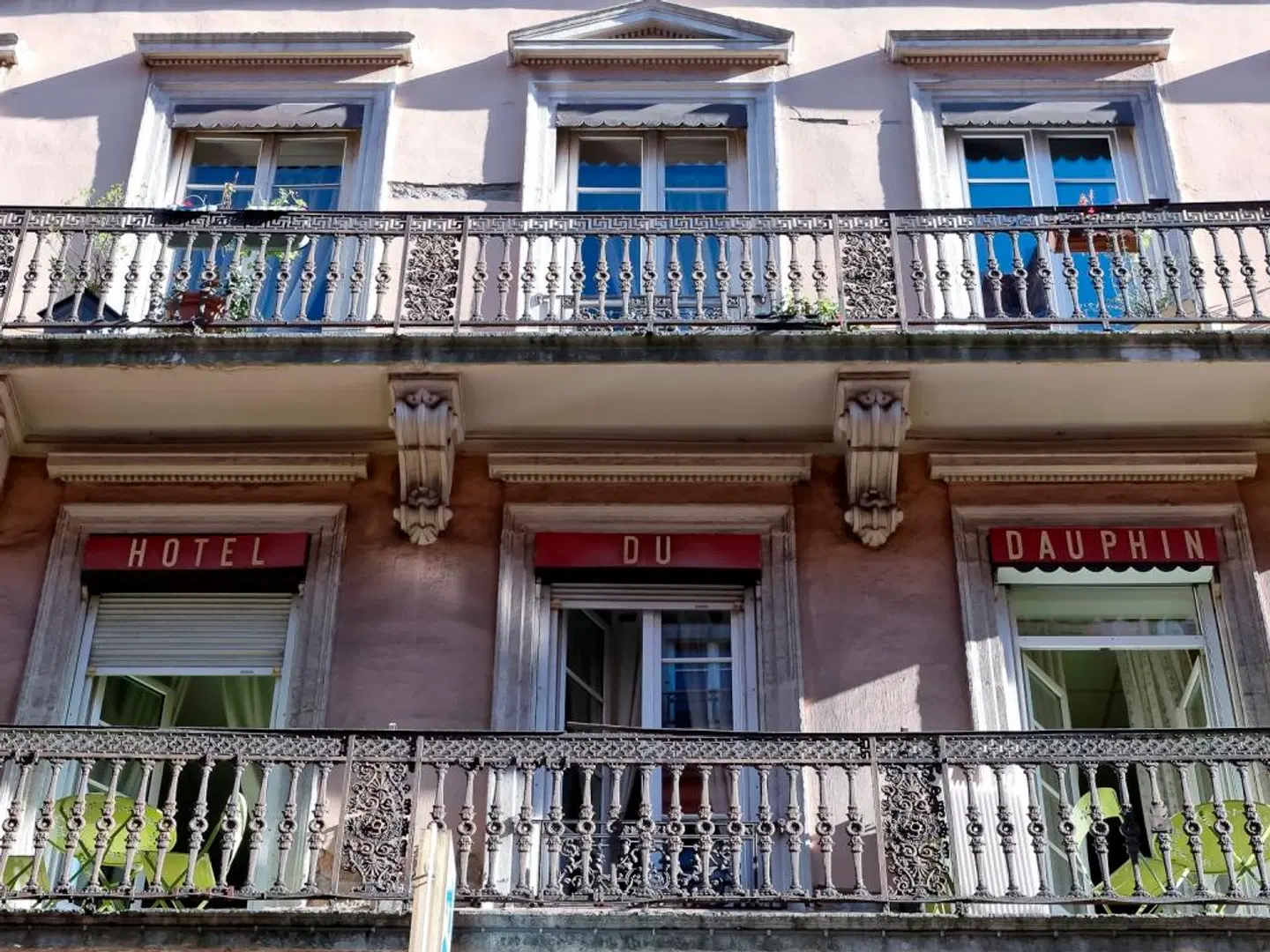 du Dauphin EXTERIOR