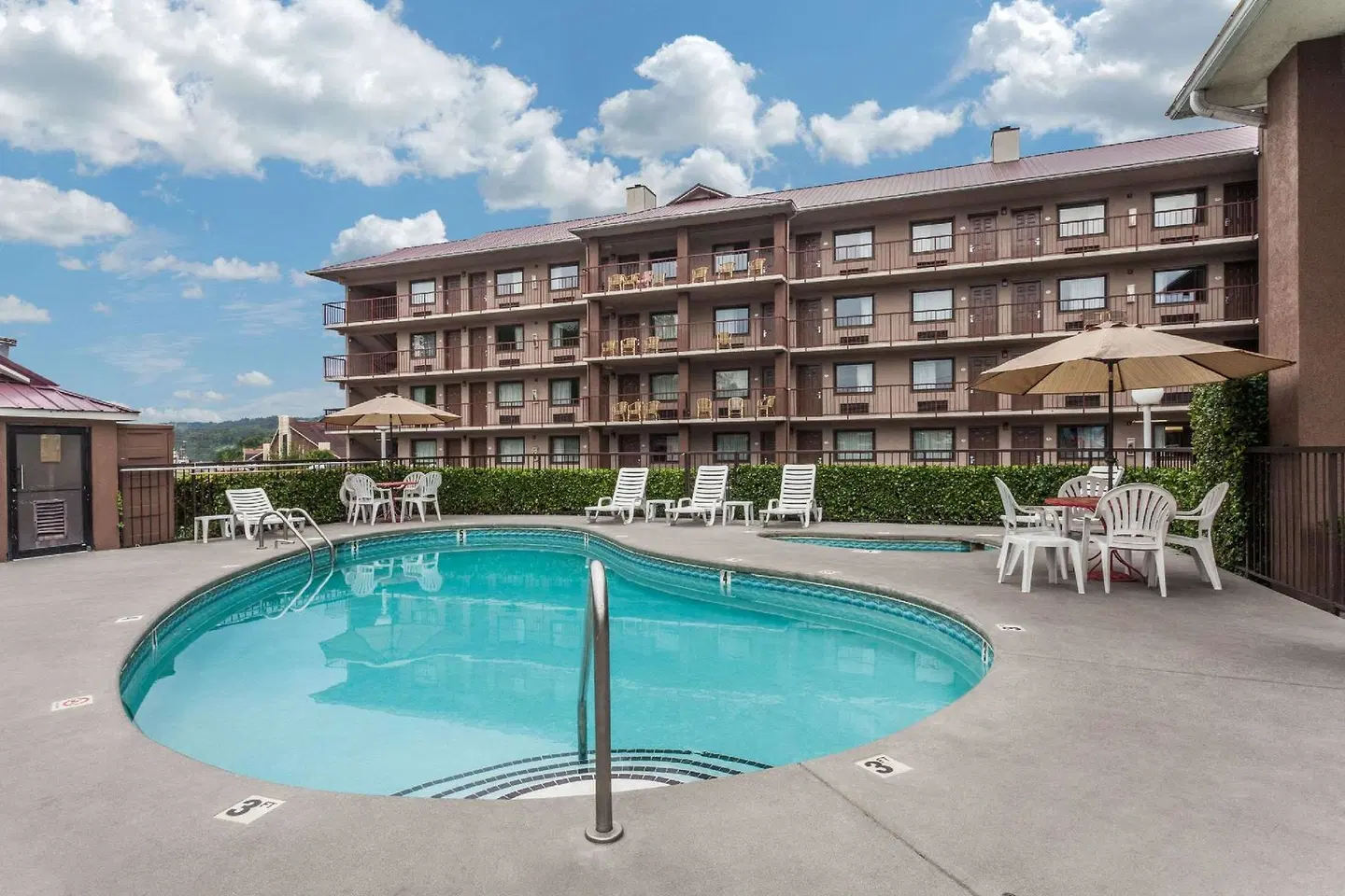 Baymont Inn & Suites Pigeon Forge OUTDOOR_POOL