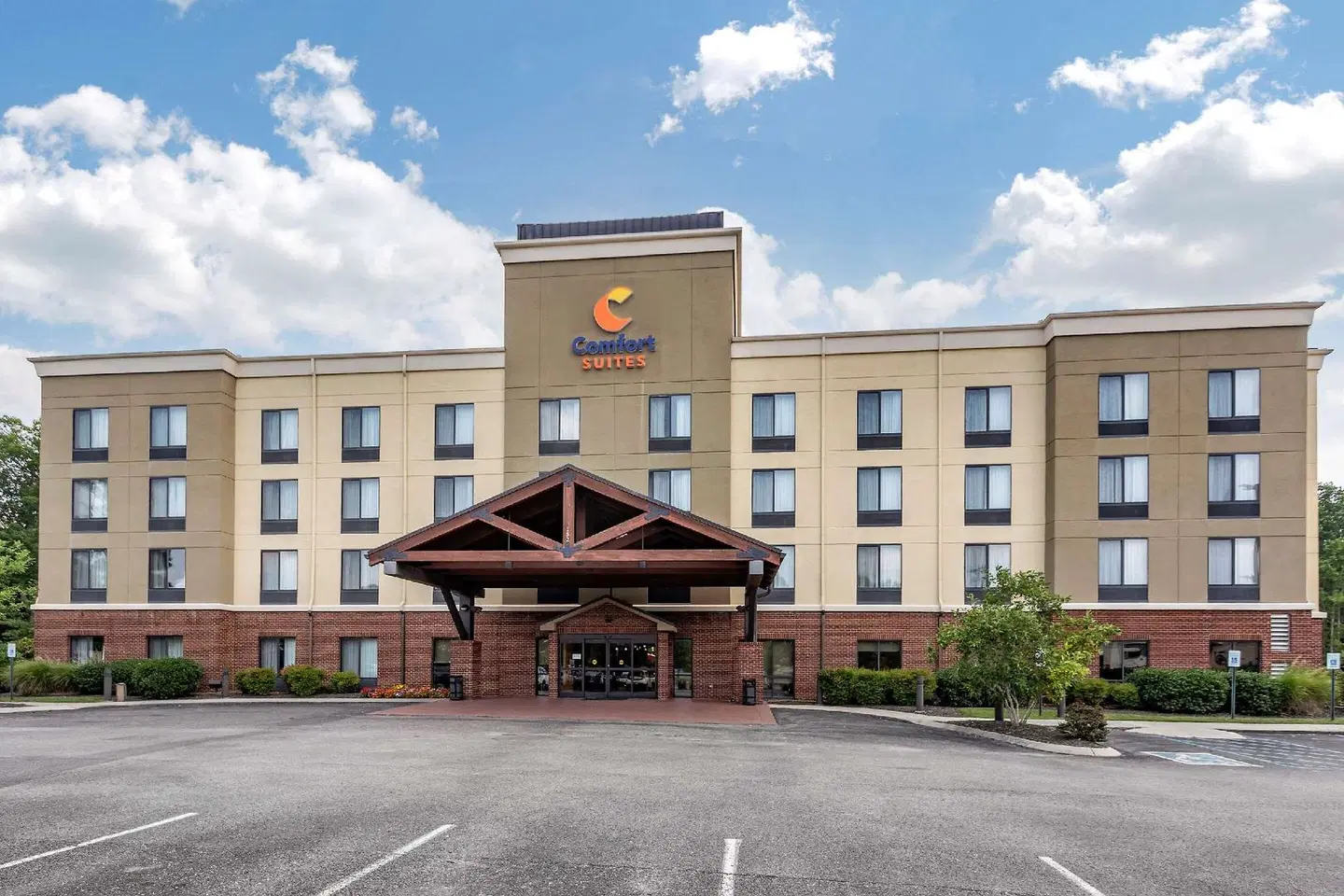 Comfort Suites Manchester EXTERIOR