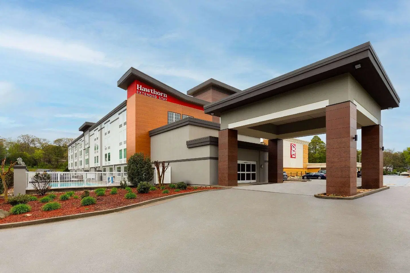 La Quinta Inn & Suites by Wyndham Knoxville Papermill EXTERIOR
