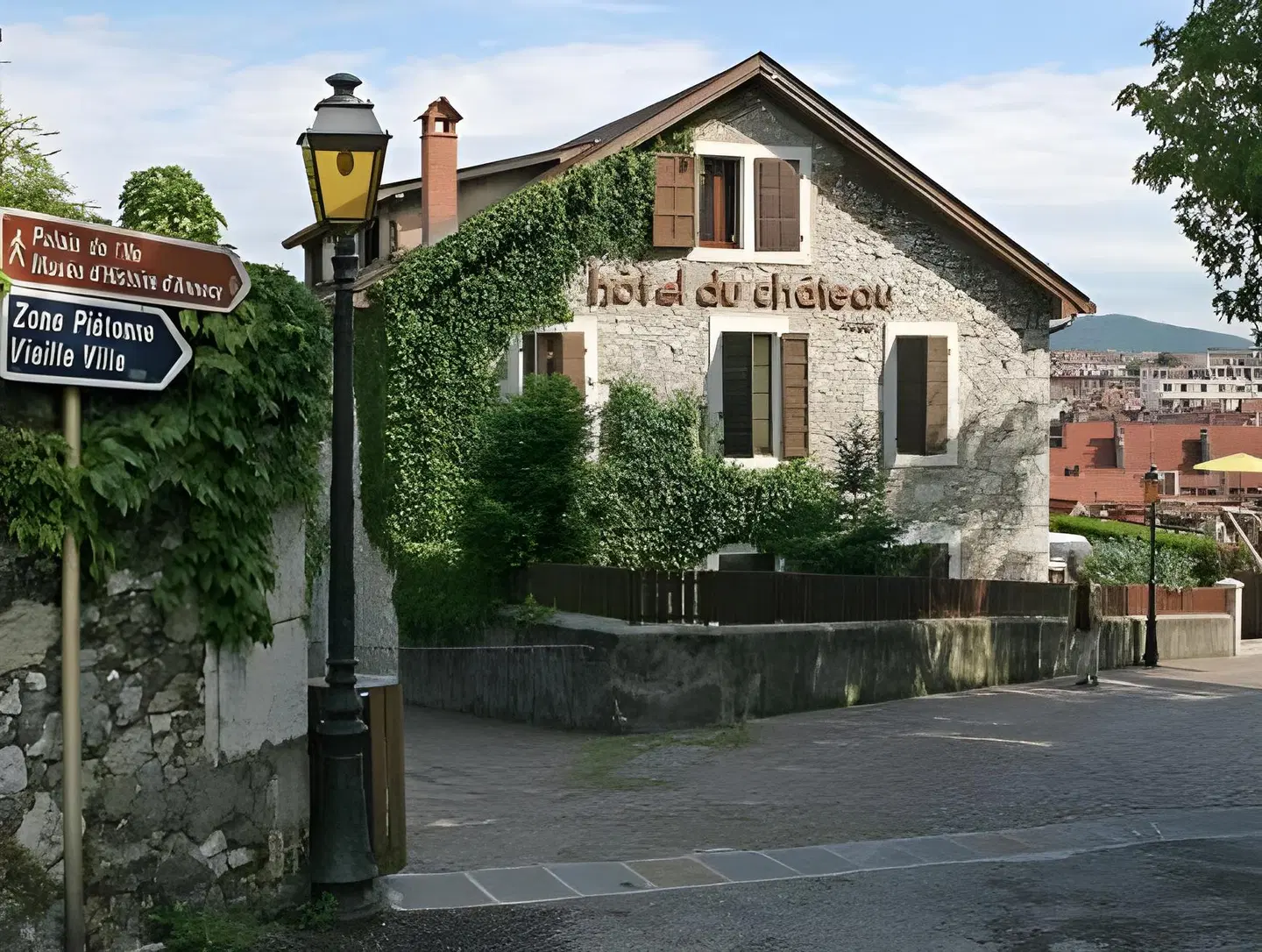 du Château EXTERIOR