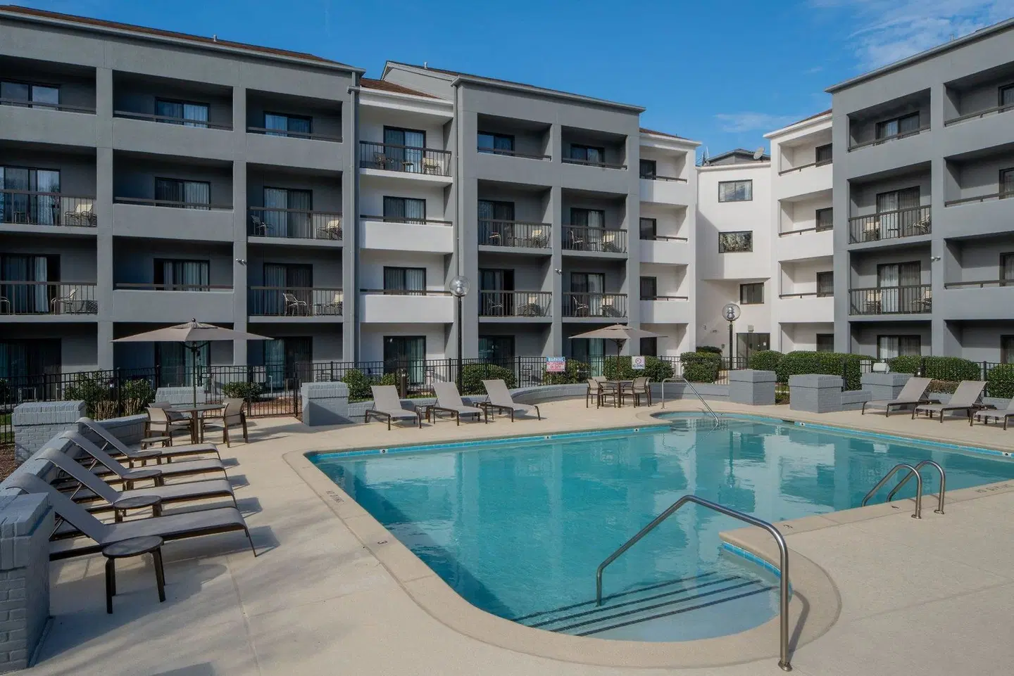 Courtyard by Marriott Nashville Airport OUTDOOR_POOL
