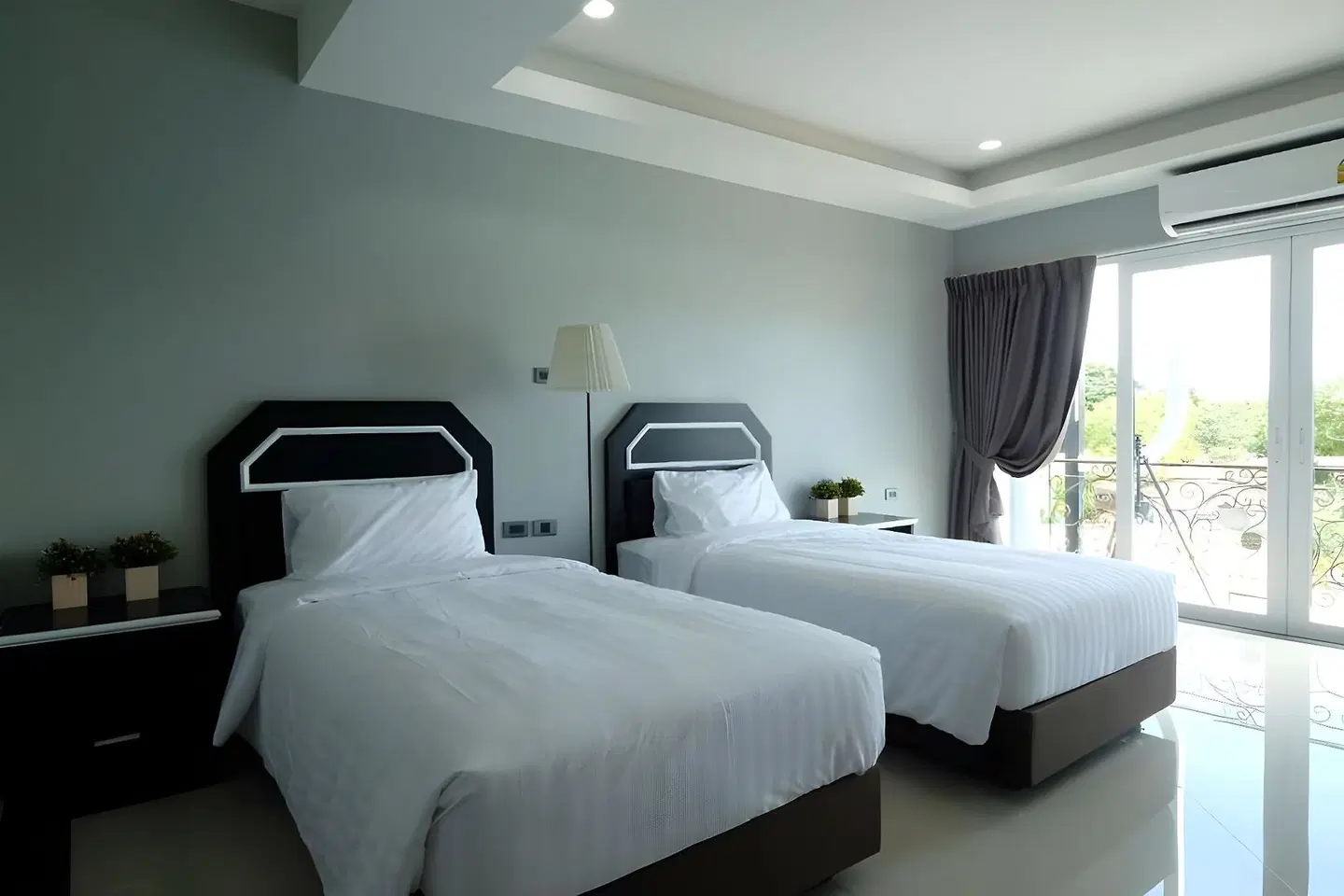 The Tung ROOM_EXAMPLE