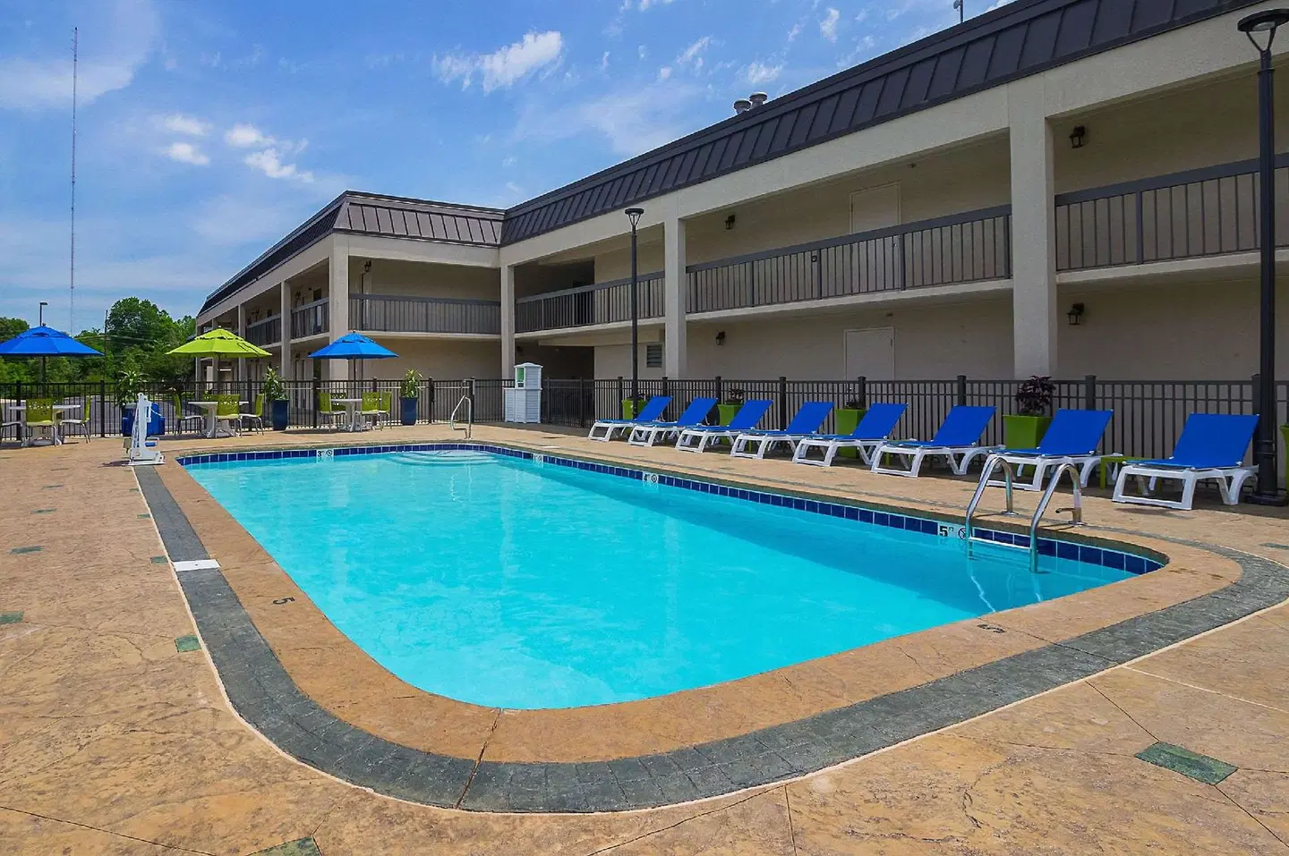 Quality Inn Paris OUTDOOR_POOL