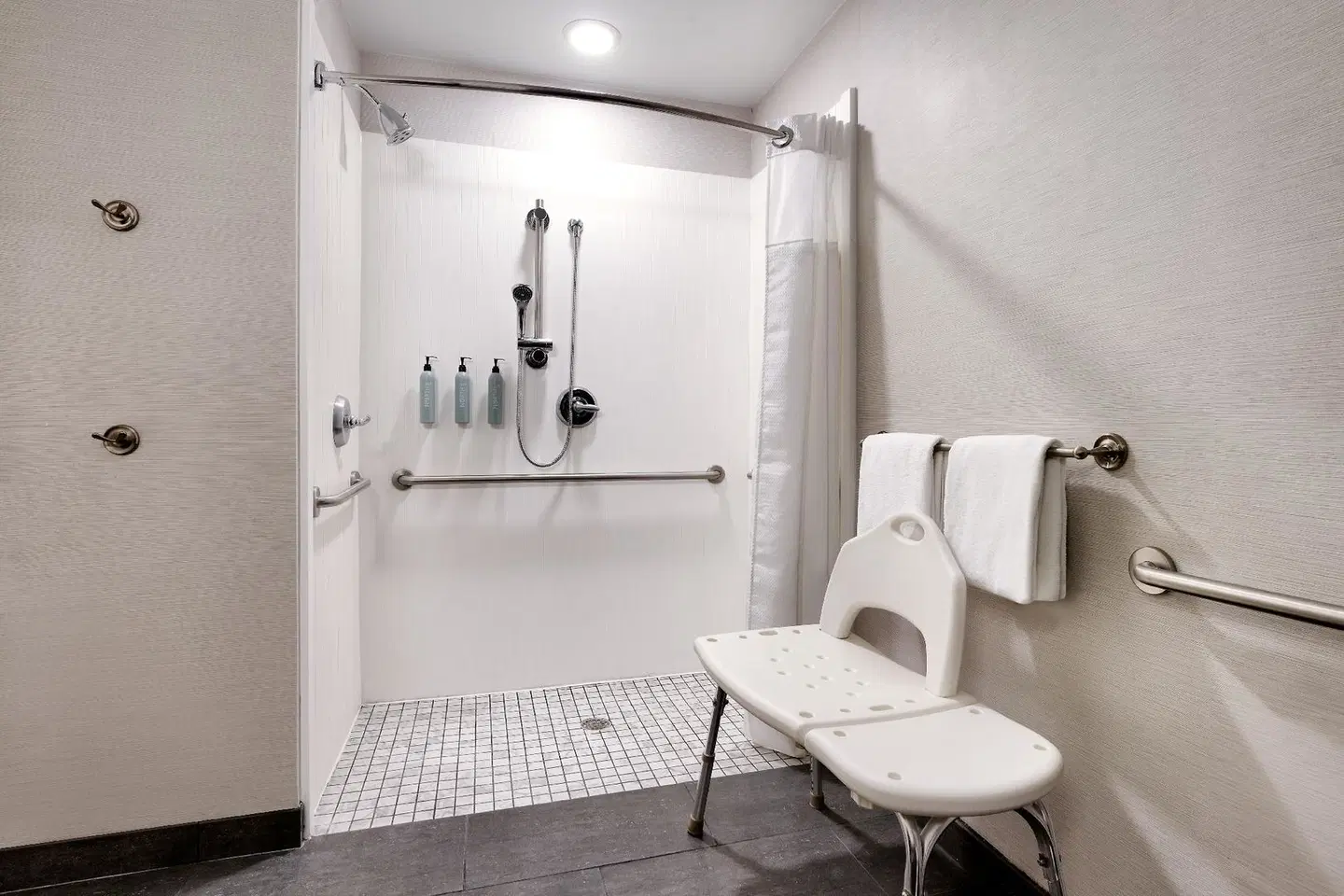 Courtyard by Marriott Johnson City Badezimmer