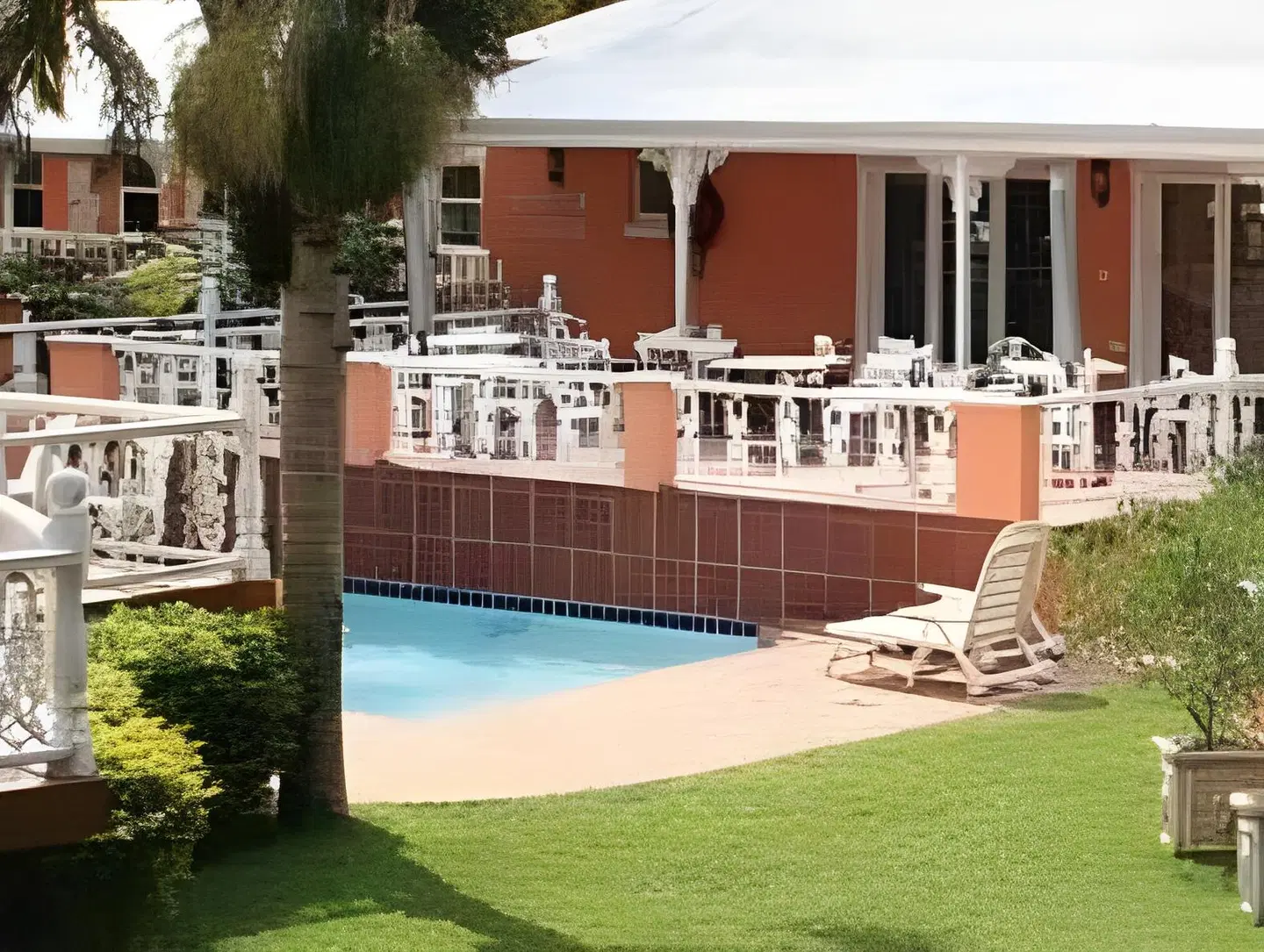 Sica's Guest House OUTDOOR_POOL