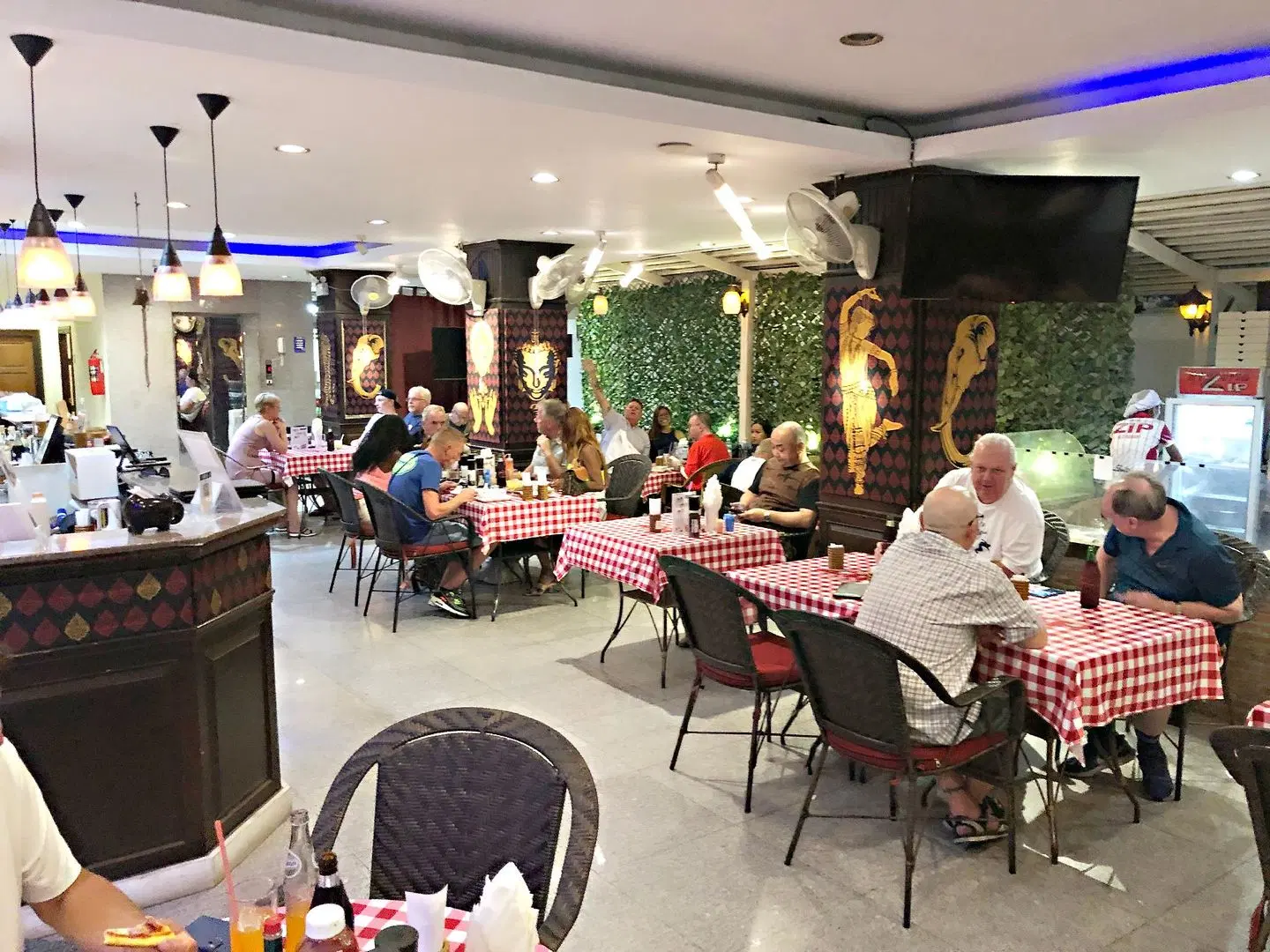 Zip Lounge & Apartments Restaurant