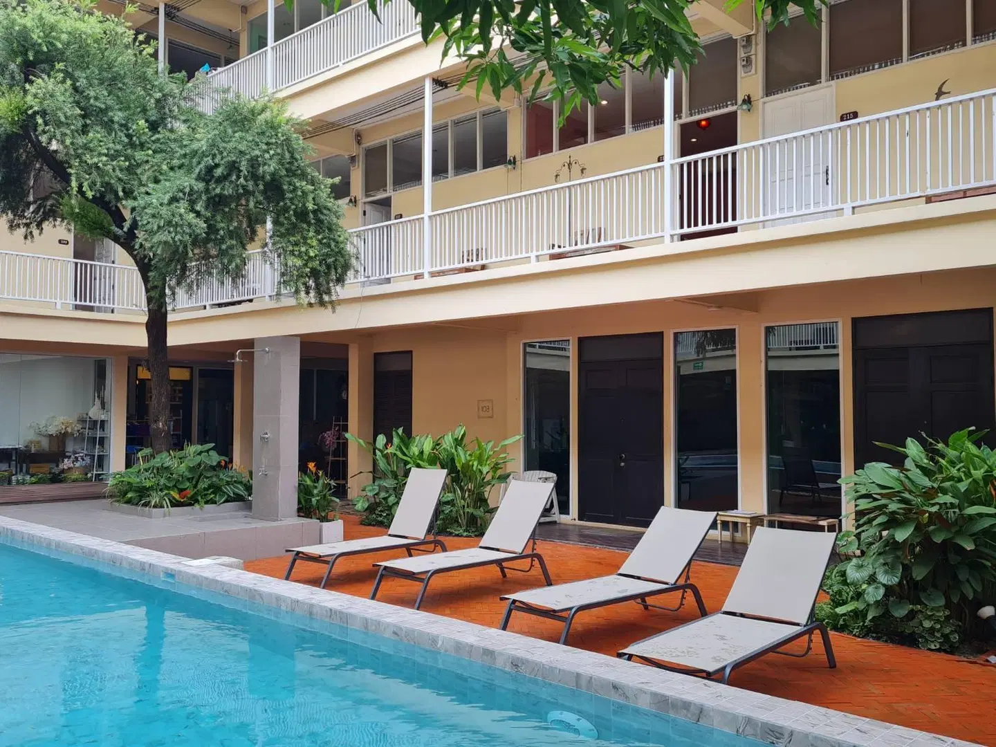 Feung Nakorn Balcony EXTERIOR