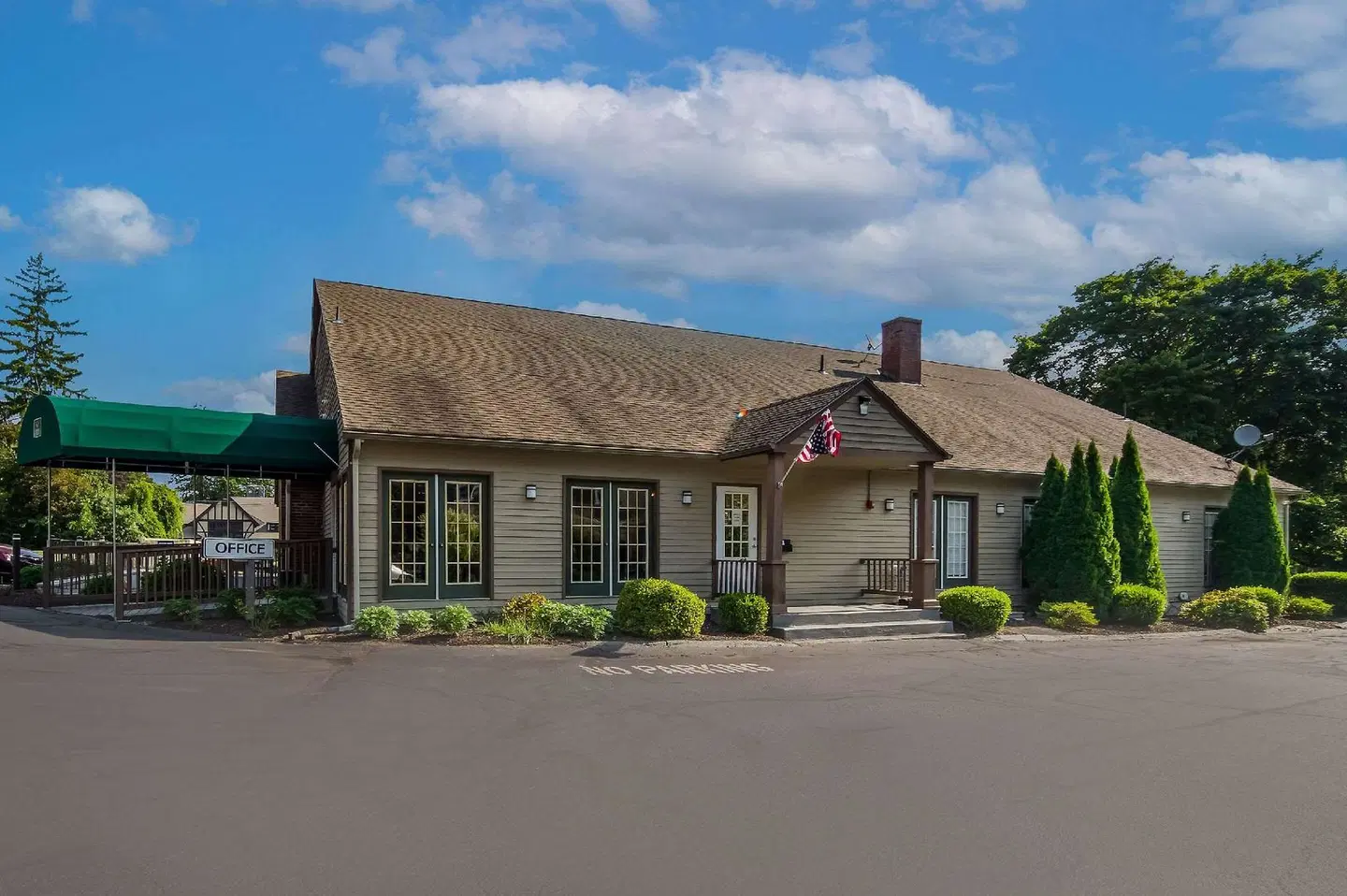 Quality Inn EXTERIOR