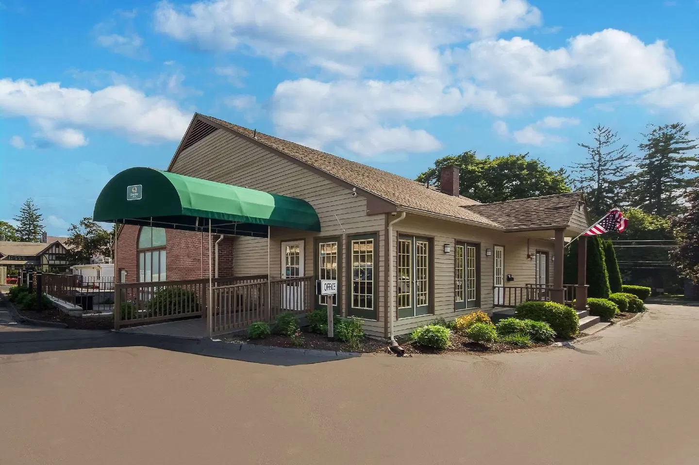Quality Inn EXTERIOR