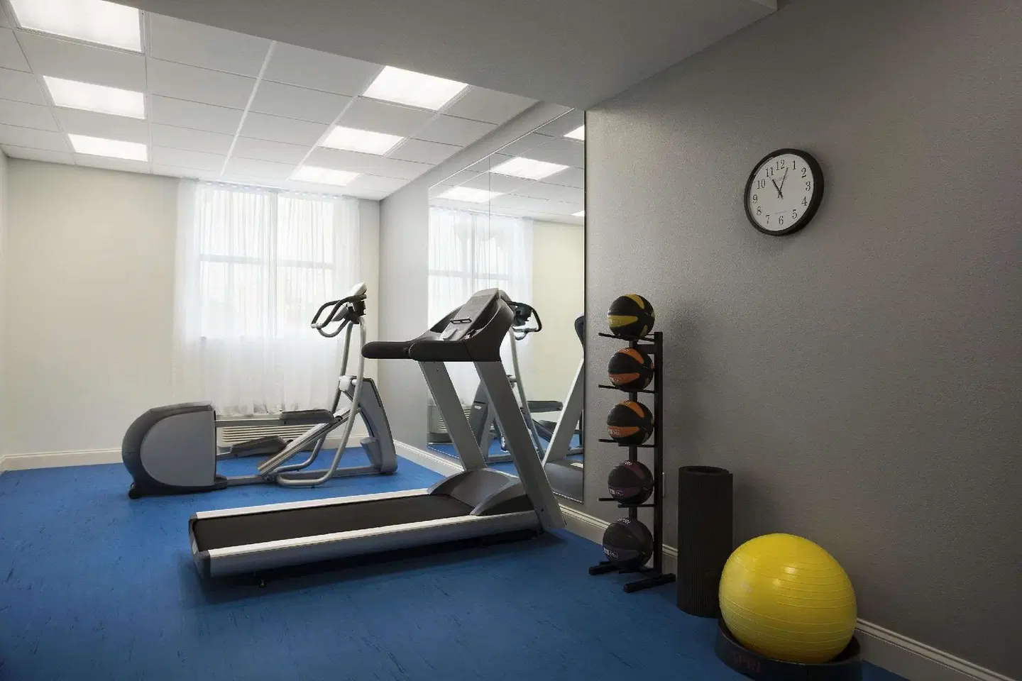 Days Inn & Suites by Wyndham Belmont SPORTS_AND_LEISURE
