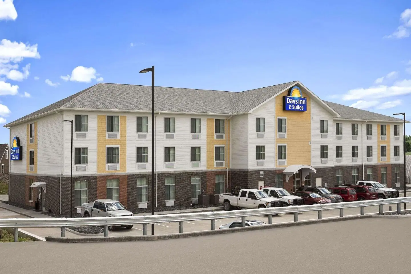 Days Inn & Suites by Wyndham Belmont EXTERIOR