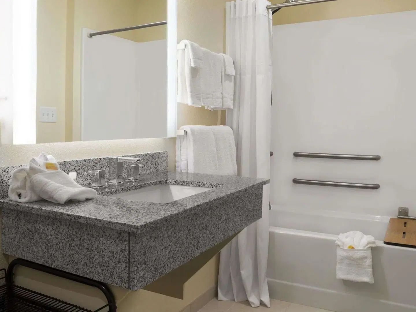 Days Inn & Suites by Wyndham Belmont Badezimmer