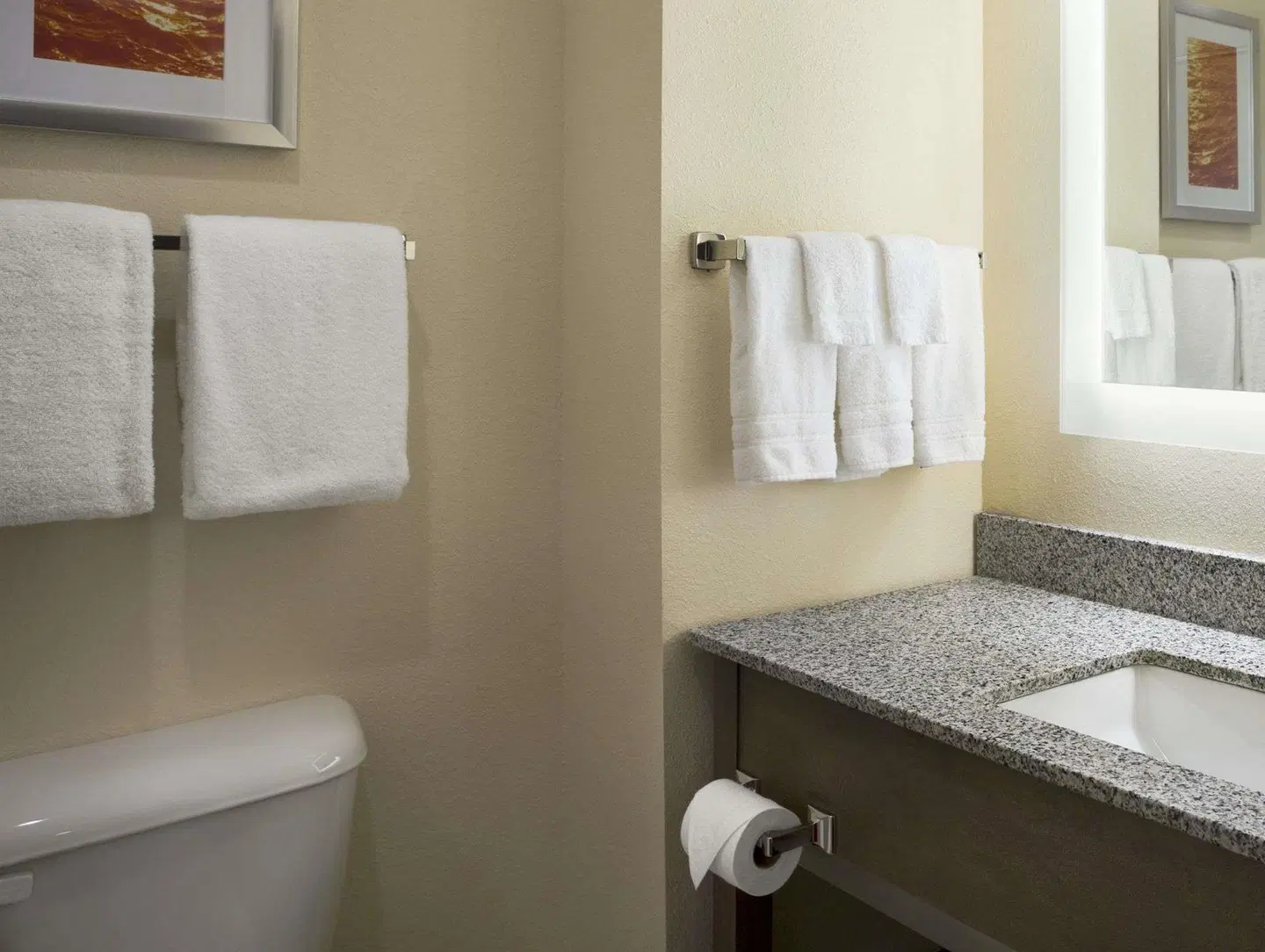 Days Inn & Suites by Wyndham Belmont Badezimmer