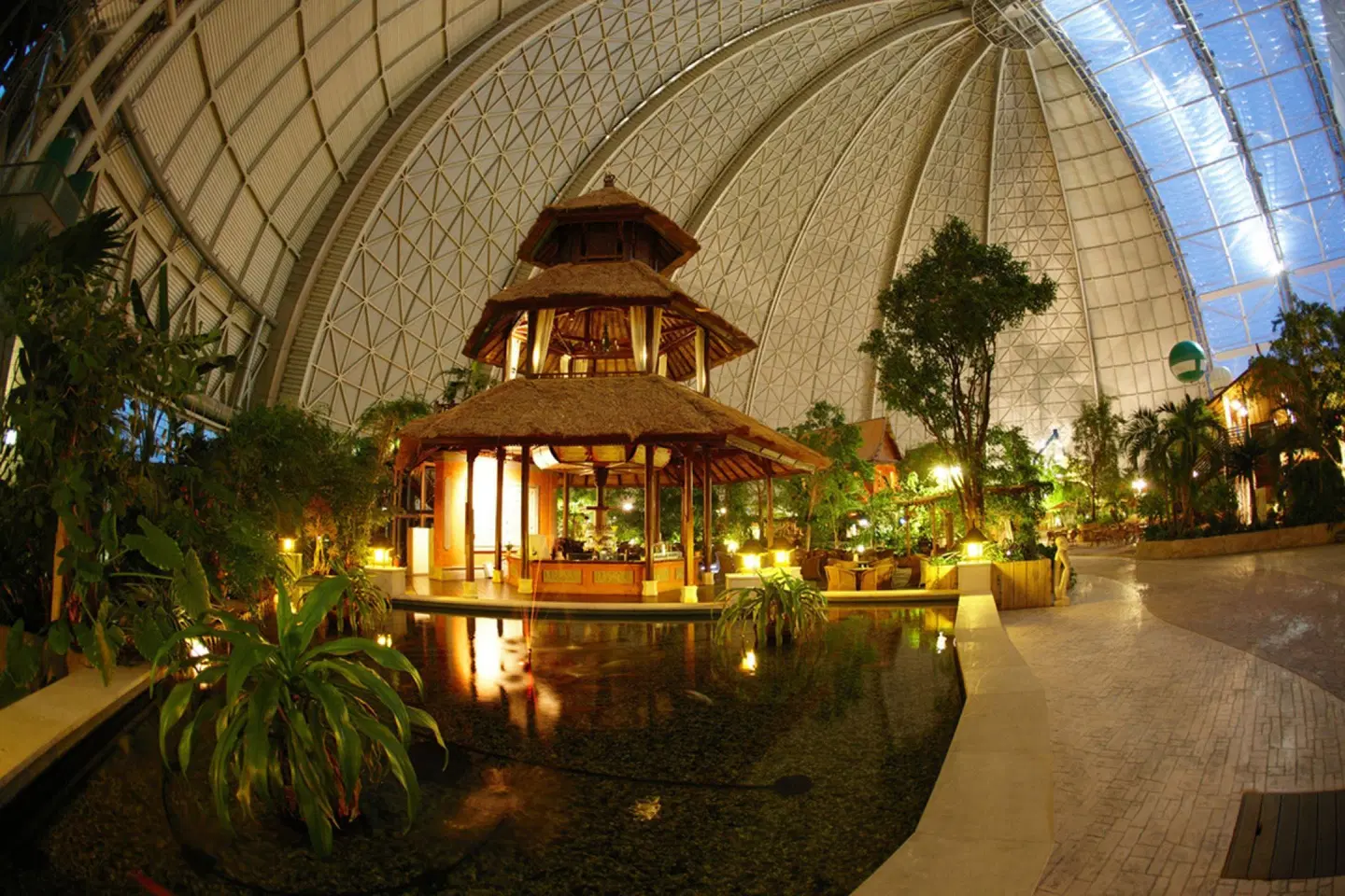Tropical Islands Resort-Safarizelte und Hotelzimmer Hallenbad