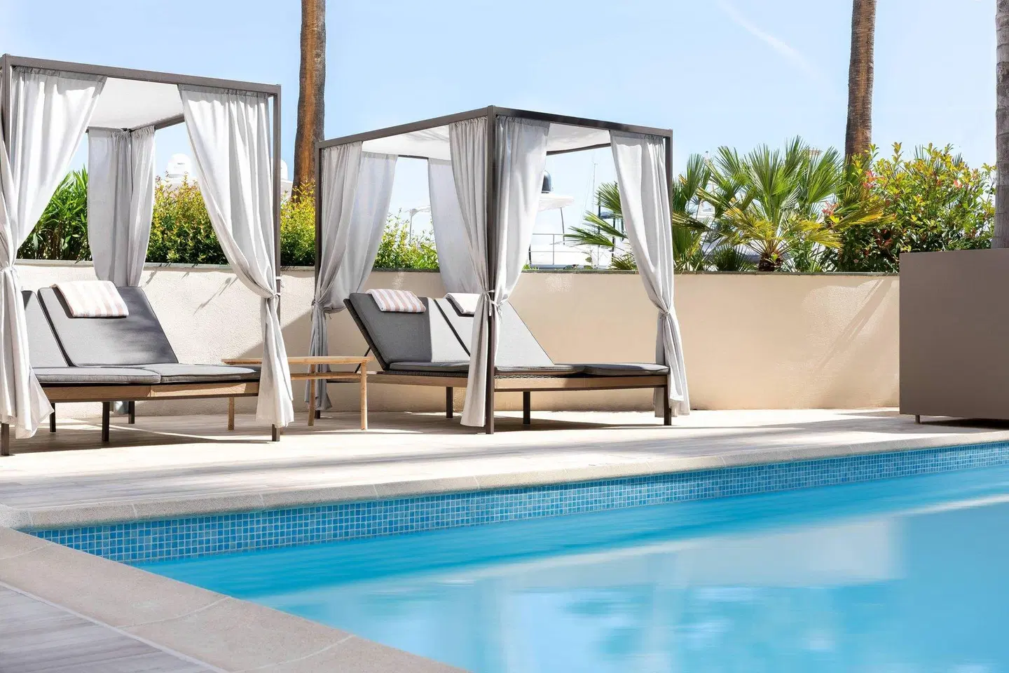 Riviera Marriott Hotel La Porte de Monaco OUTDOOR_POOL