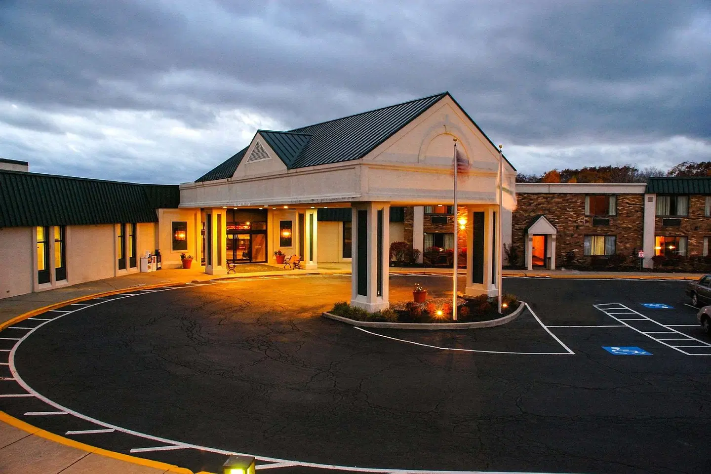 Quality Inn & Suites EXTERIOR