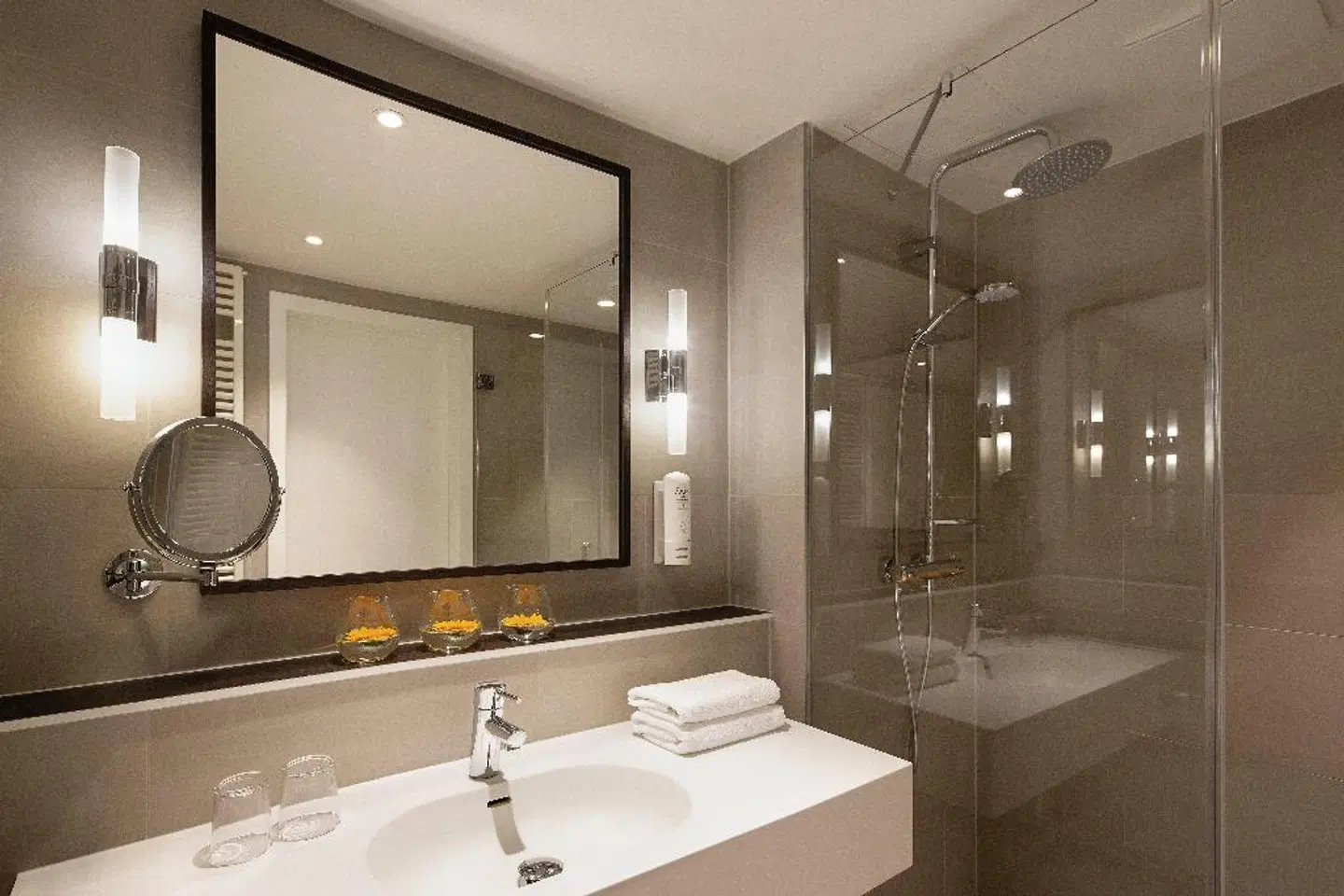 Holiday Inn Berlin City Centre East Prenzlauer Allee Badezimmer