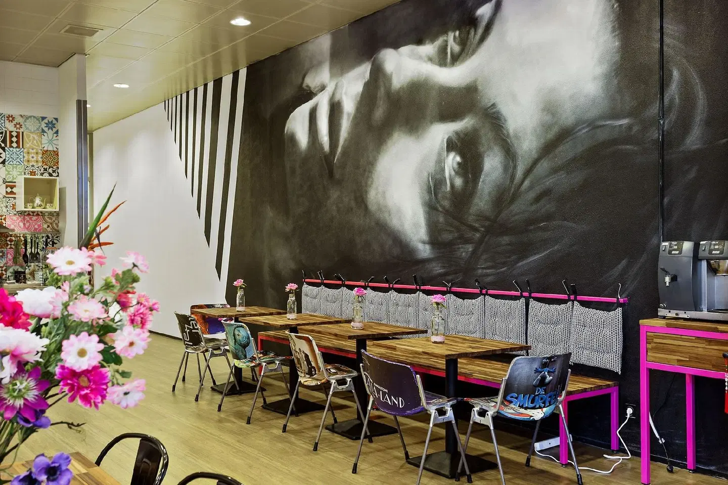 Hostelle - female only hostel Bar