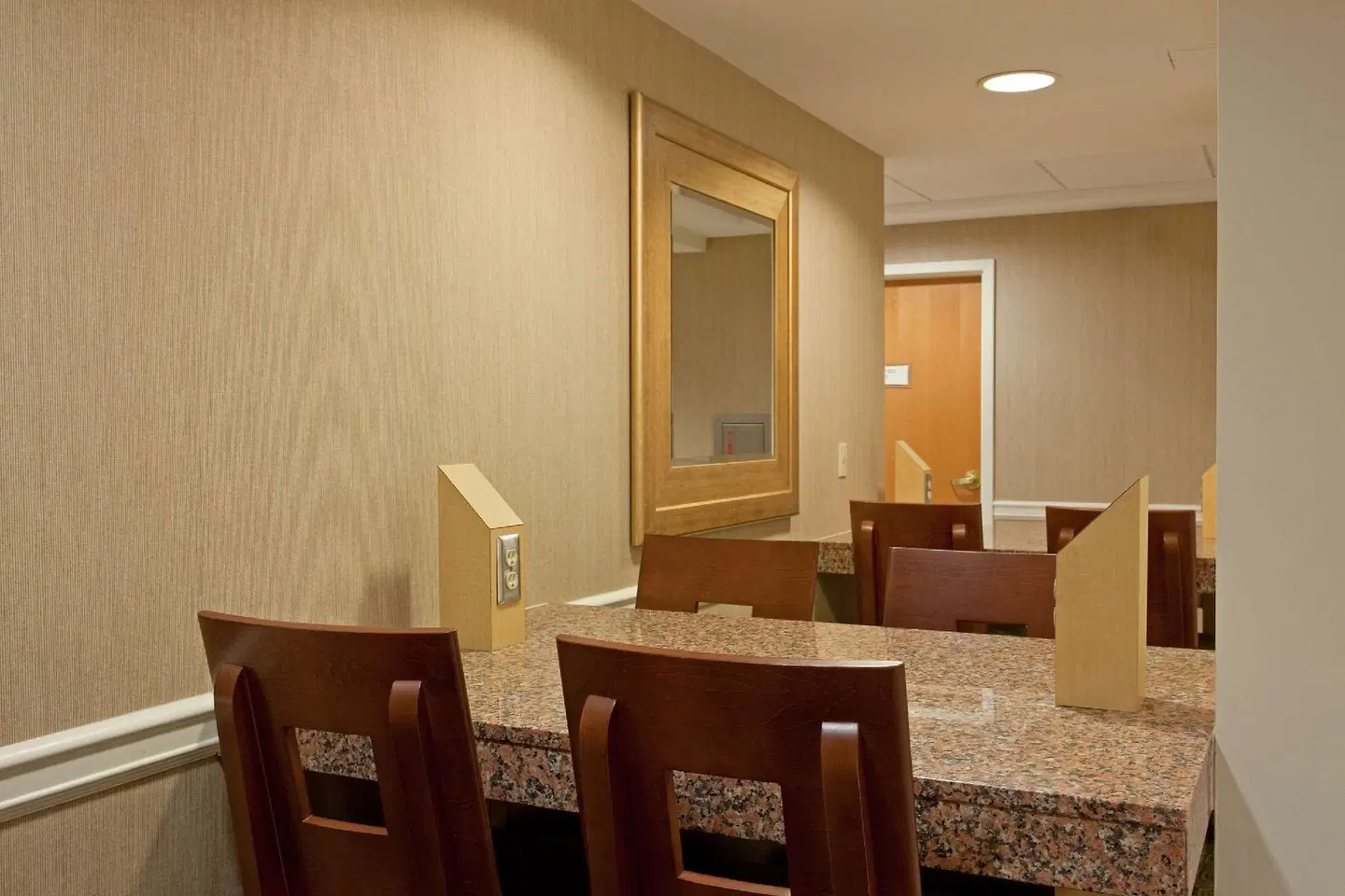 La Quinta Inn & Suites by Wyndham Boston Somerville ROOM_EXAMPLE