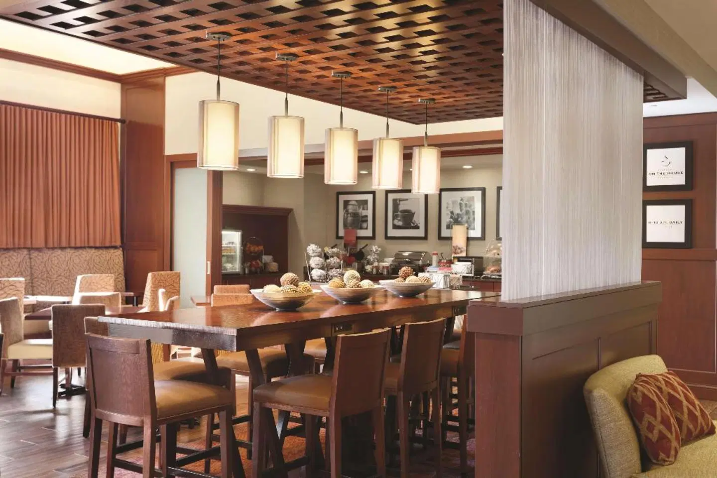 Hampton Inn & Suites Mystic Bar