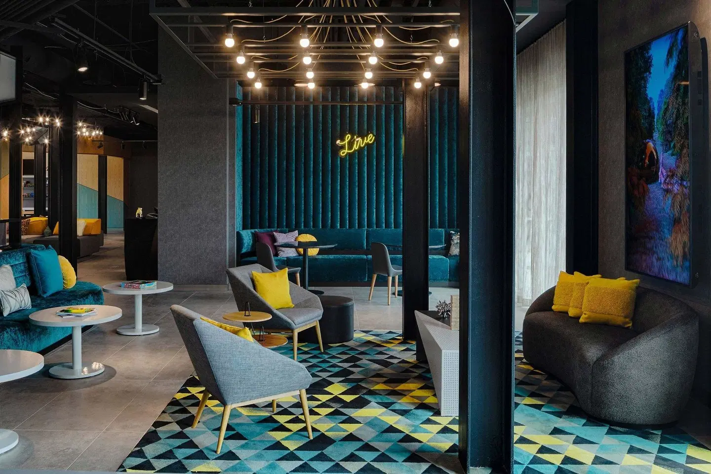 Aloft Columbus University District Bar