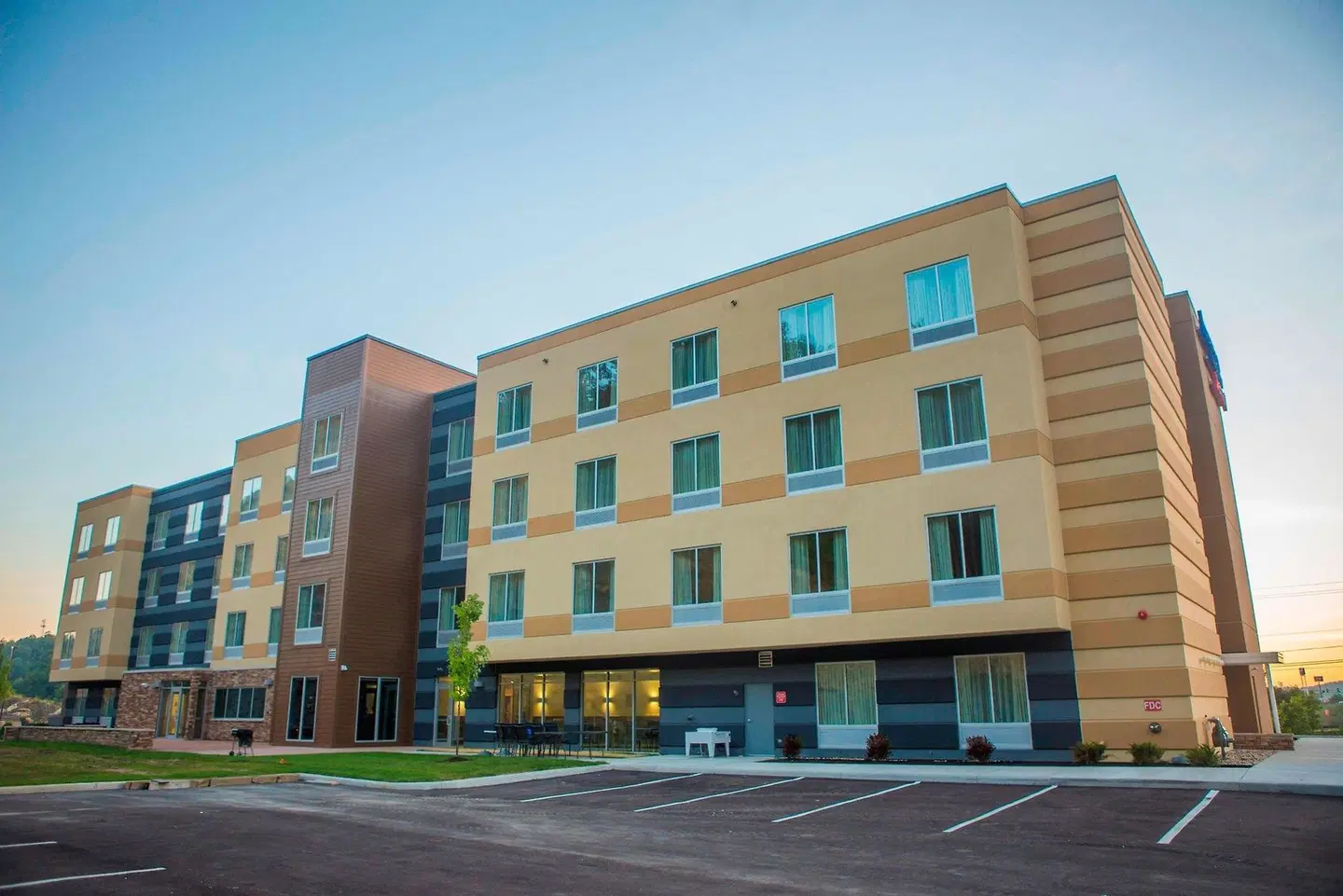 Fairfield Inn & Suites by Marriott Cambridge EXTERIOR
