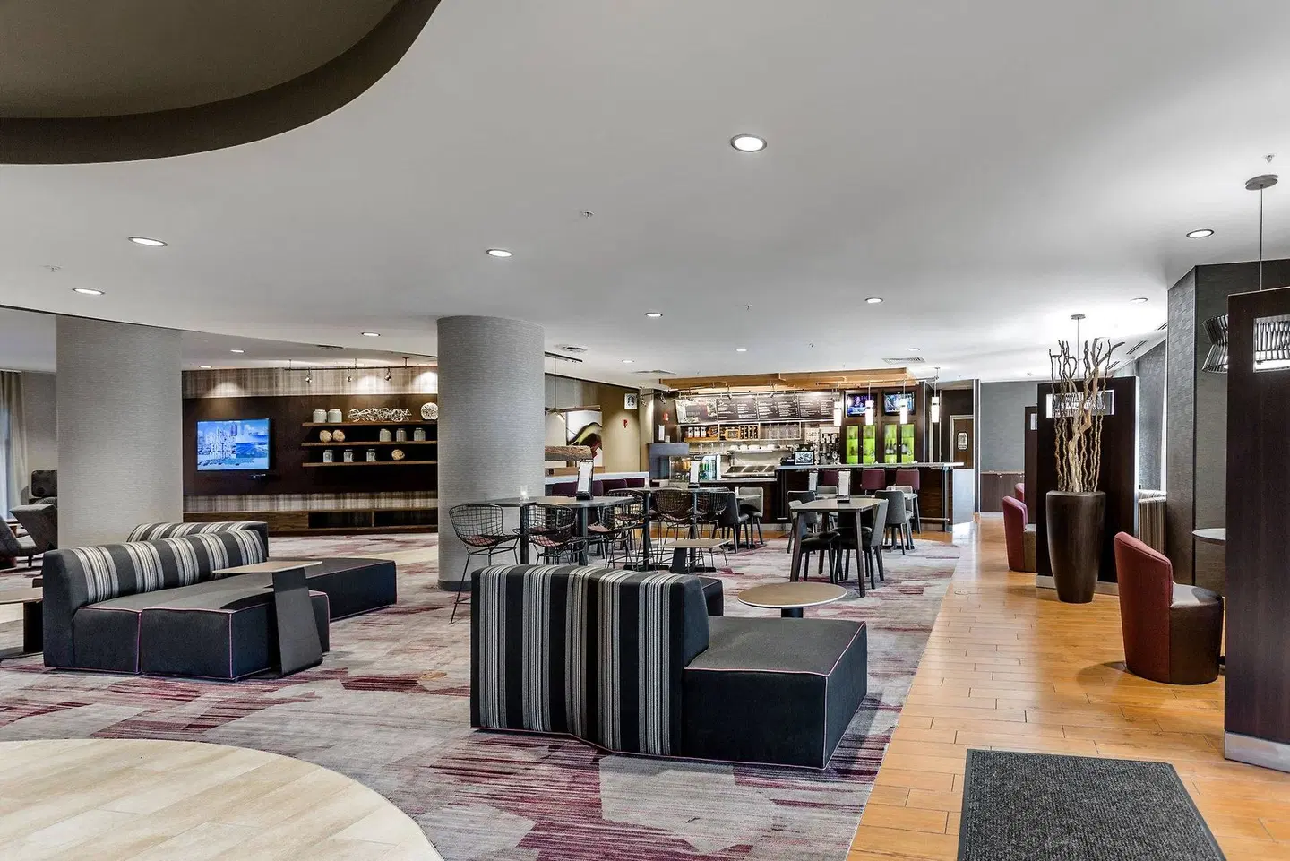 Courtyard by Marriott Columbus Easton Bar