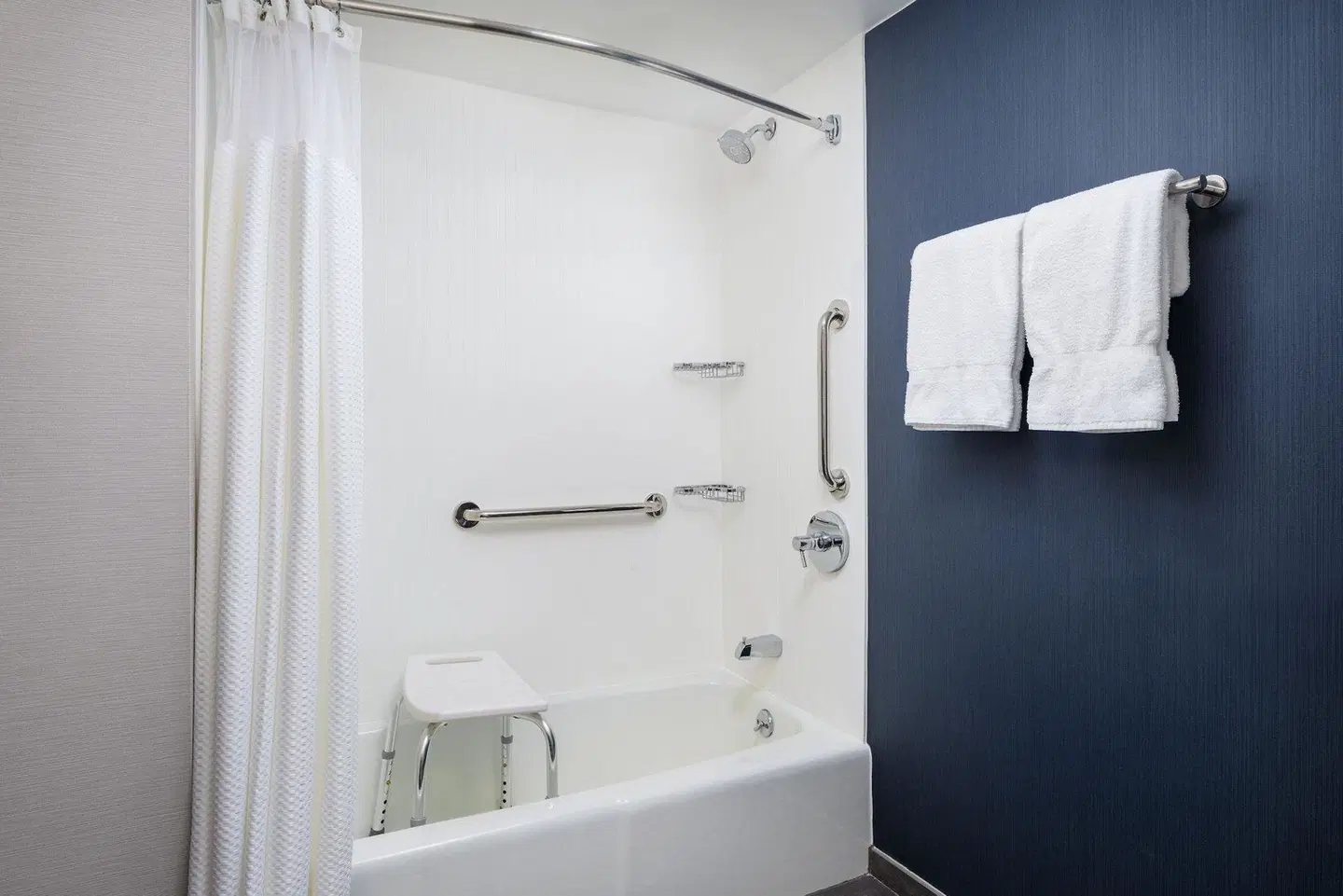 Courtyard by Marriott Columbus Worthington Badezimmer