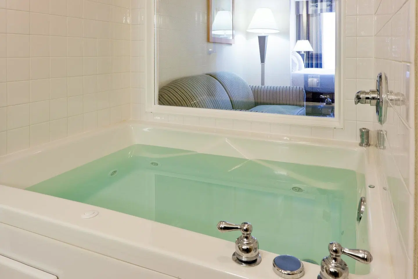 Holiday Inn Express Kent State University Badezimmer
