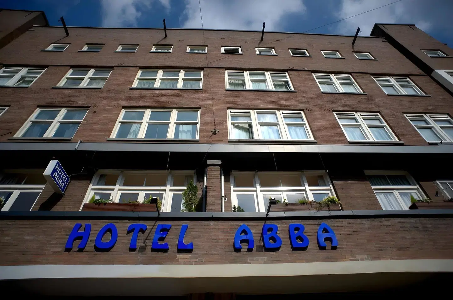 Abba EXTERIOR