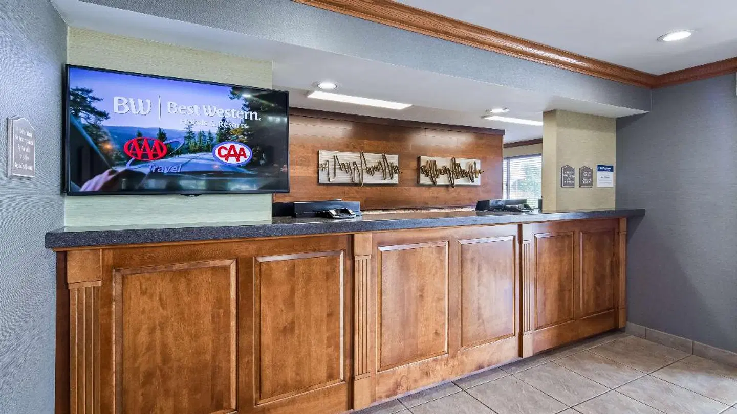 Best Western Plus North Canton Inn & Suites Bar